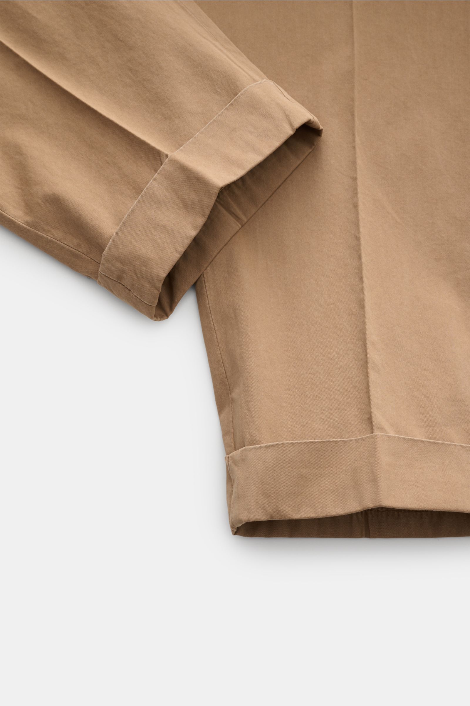 Close-up of the folded cuff and hem of Santaniello Chinos 'Arsenio' light brown, showing fine cotton twill fabric and stitching from a top-down perspective.

Casual meets stylish: The chinos 'Arsenio' by SANTANIELLO are made of soft twill in pure cotto