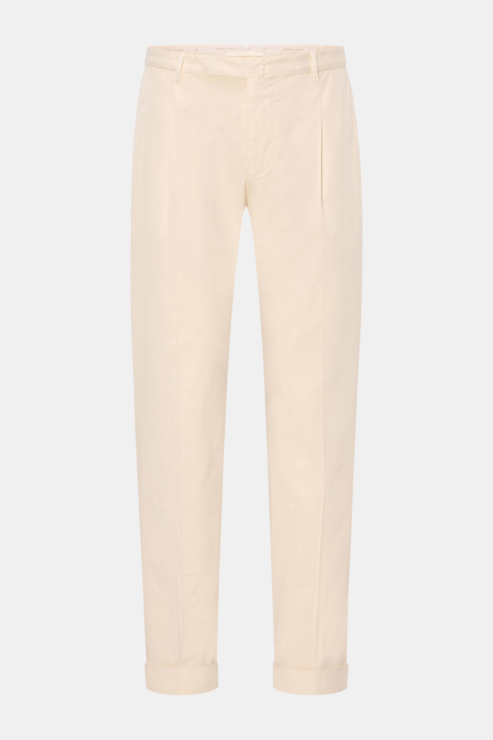 Front view of Santaniello Chinos 'Camerota' cream in fine cotton twill with single pleat, tapered fit, ankle length, and button flap back pockets.  

Description:  
Casual meets stylish: The chinos 'Camerota' by SANTANIELLO are made of soft twill in sl