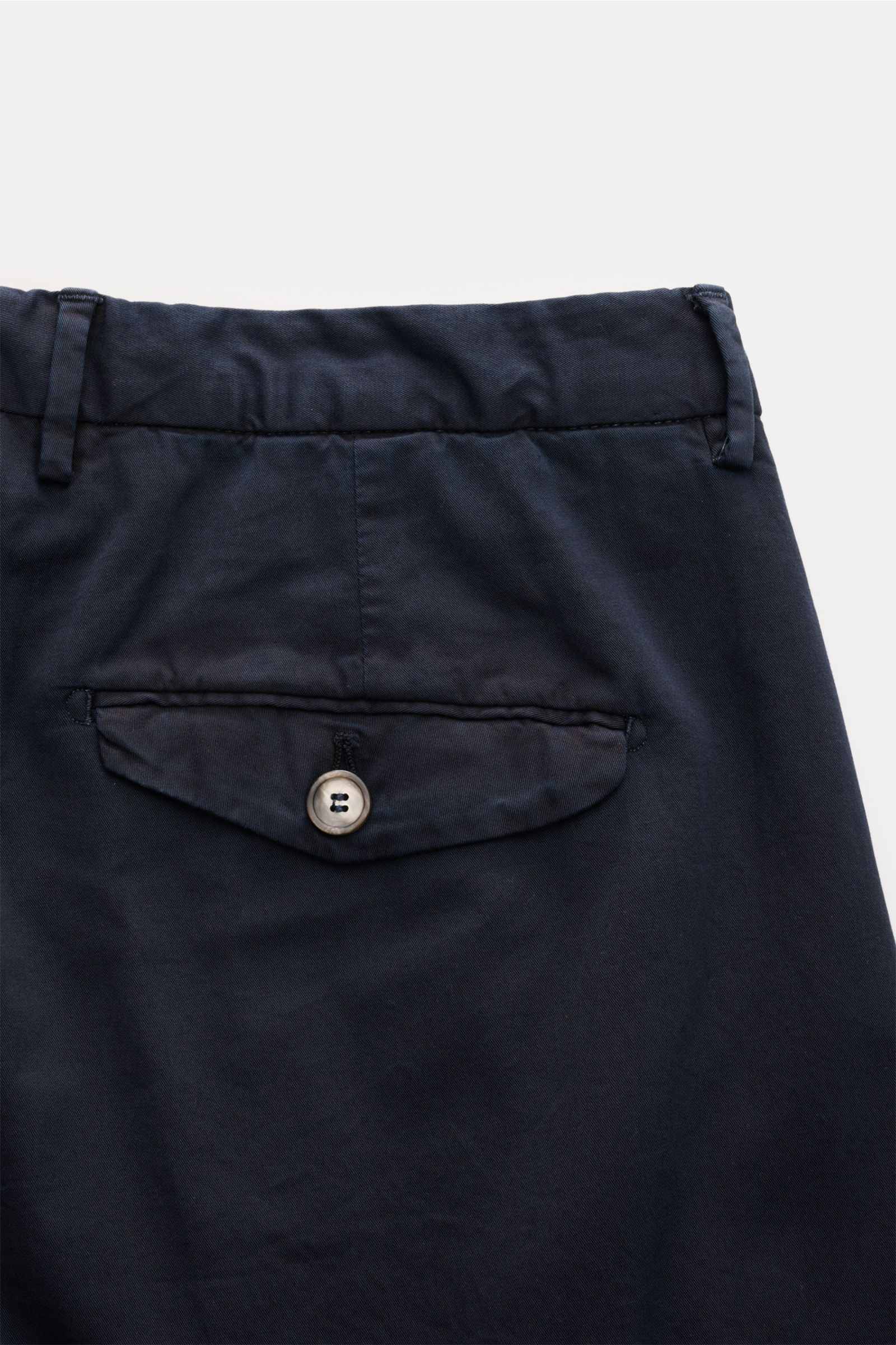 Santaniello Chino 'Camerota' navy, Detailaufnahme der Rückseite mit geknöpfter Gesäßtasche, weichem Baumwoll-Twill, Bundfalte, Saumaufschlag.