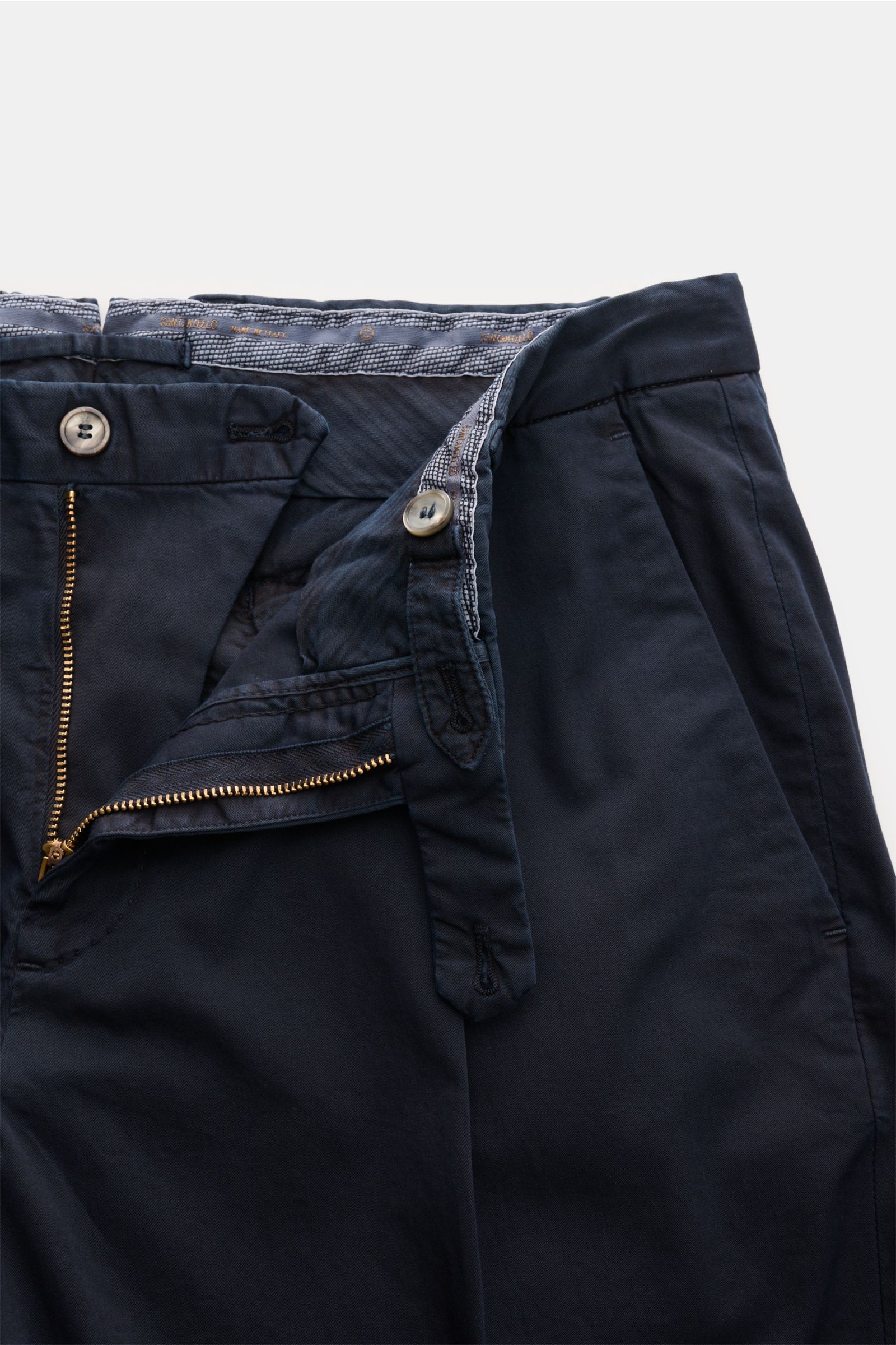 Santaniello Chino 'Camerota' navy aus softem, leicht elastischem Baumwoll-Twill, knöchellang, mit einfacher Bundfalte, Reißverschluss, Knöpfen, französischen Taschen, fixiertem Saumaufschlag, aufgenommen aus Frontperspektive.