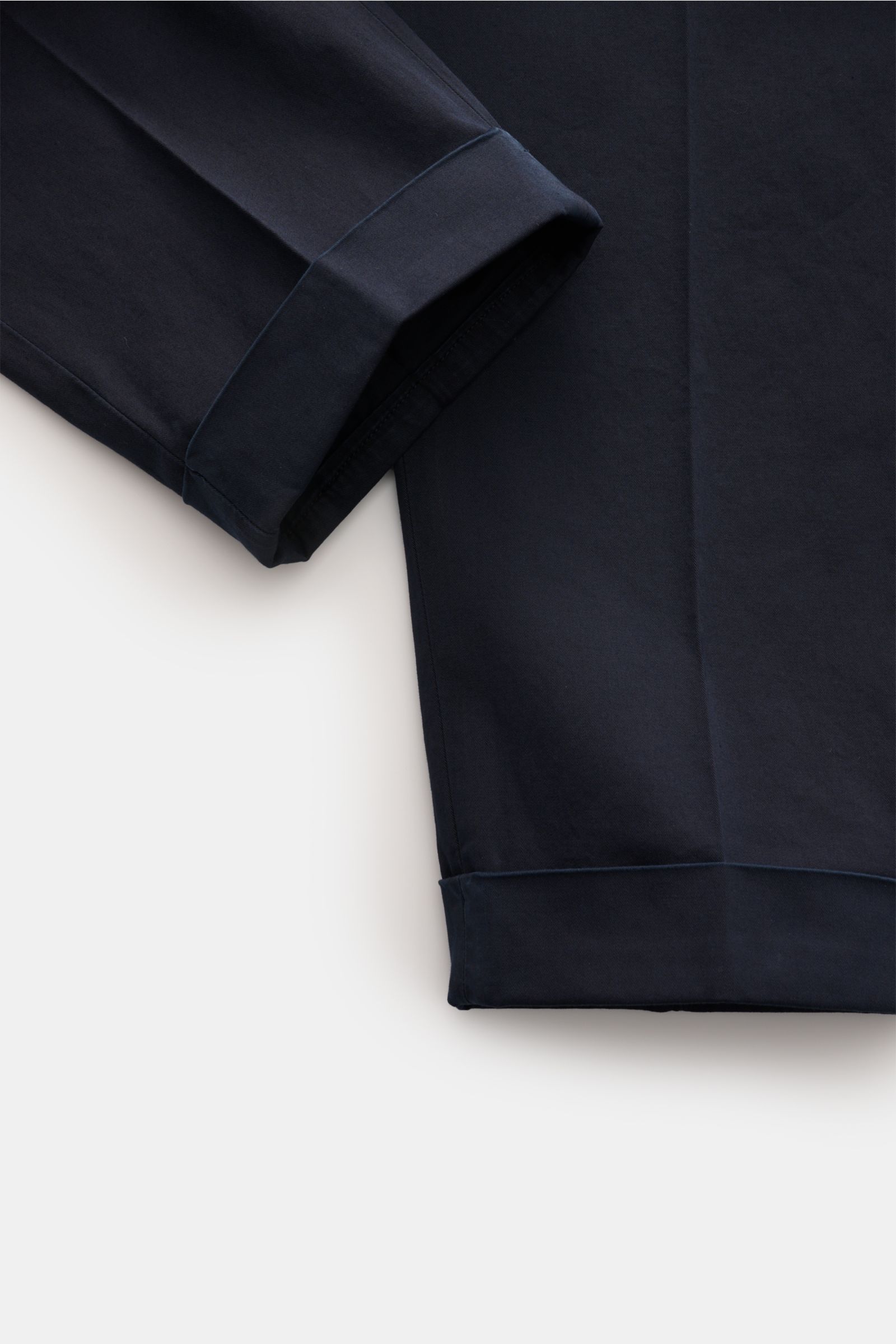 Nahaufnahme der Santaniello Chino 'Camerota' navy aus softem, leicht elastischem Baumwoll-Twill mit fixiertem Saumaufschlag, einfacher Bundfalte und tapered Fit.
