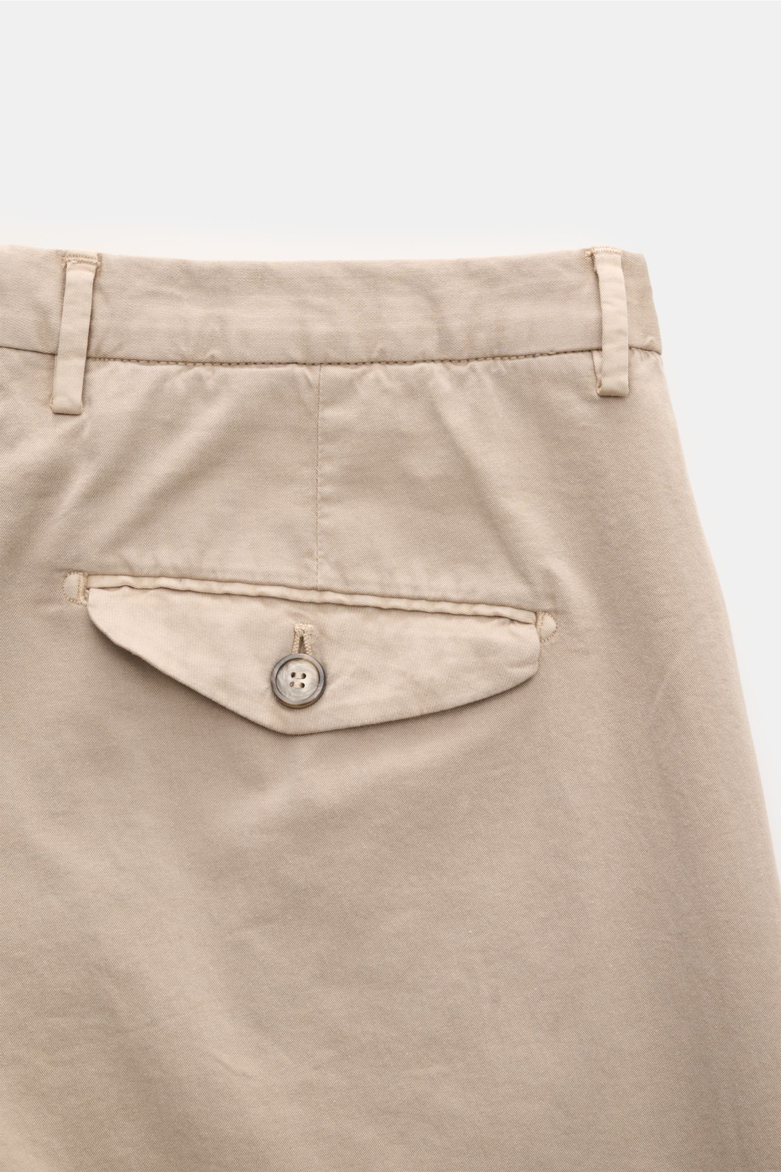 Rückansicht der Santaniello Chino 'Camerota' beige aus softem Twill, mit einfacher Bundfalte, geknöpfter Gesäßtasche und fixiertem Saumaufschlag.