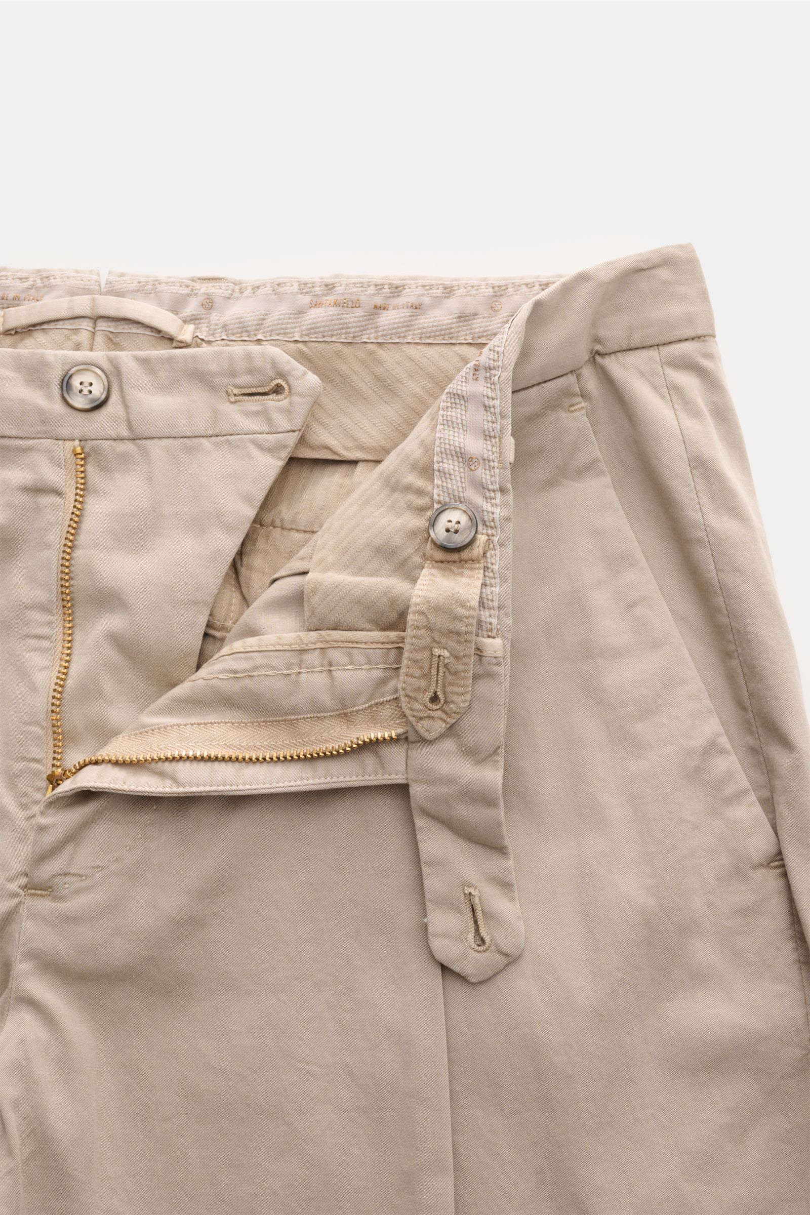Santaniello Chino 'Camerota' beige, frontal fotografiert, mit offenem Reißverschluss, Bundknöpfen, einfacher Bundfalte, weichem Baumwoll-Twill.