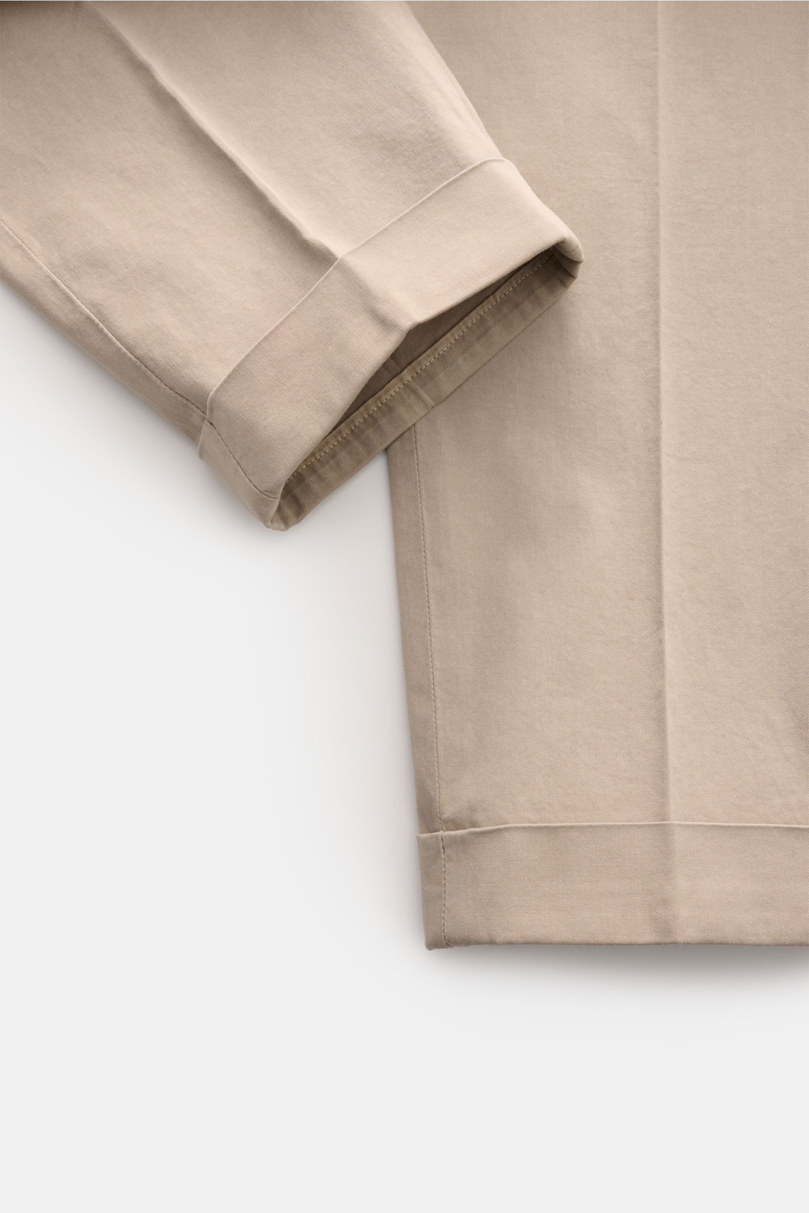 Nahaufnahme der beige Santaniello Chino 'Camerota' im Tapered Fit, knöchellang mit fixiertem Saumaufschlag aus softem, elastischem Baumwoll-Twill.