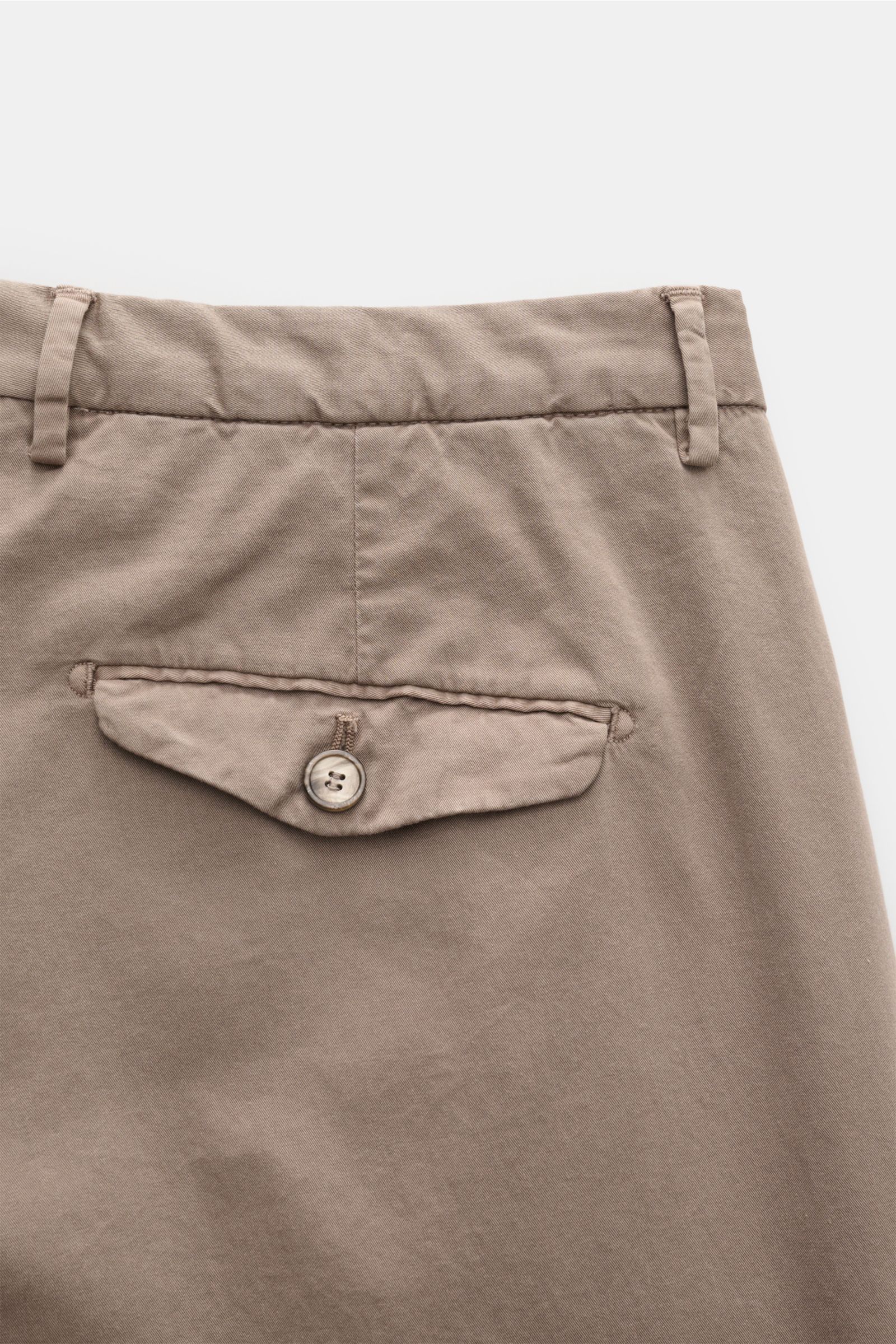 Close-up rear view of Santaniello Chinos 'Camerota' taupe showing back pocket with button flap, fine cotton twill fabric.

Casual meets stylish: The chinos 'Camerota' by SANTANIELLO are made of soft twill in slightly stretchy cotton with a single pleat