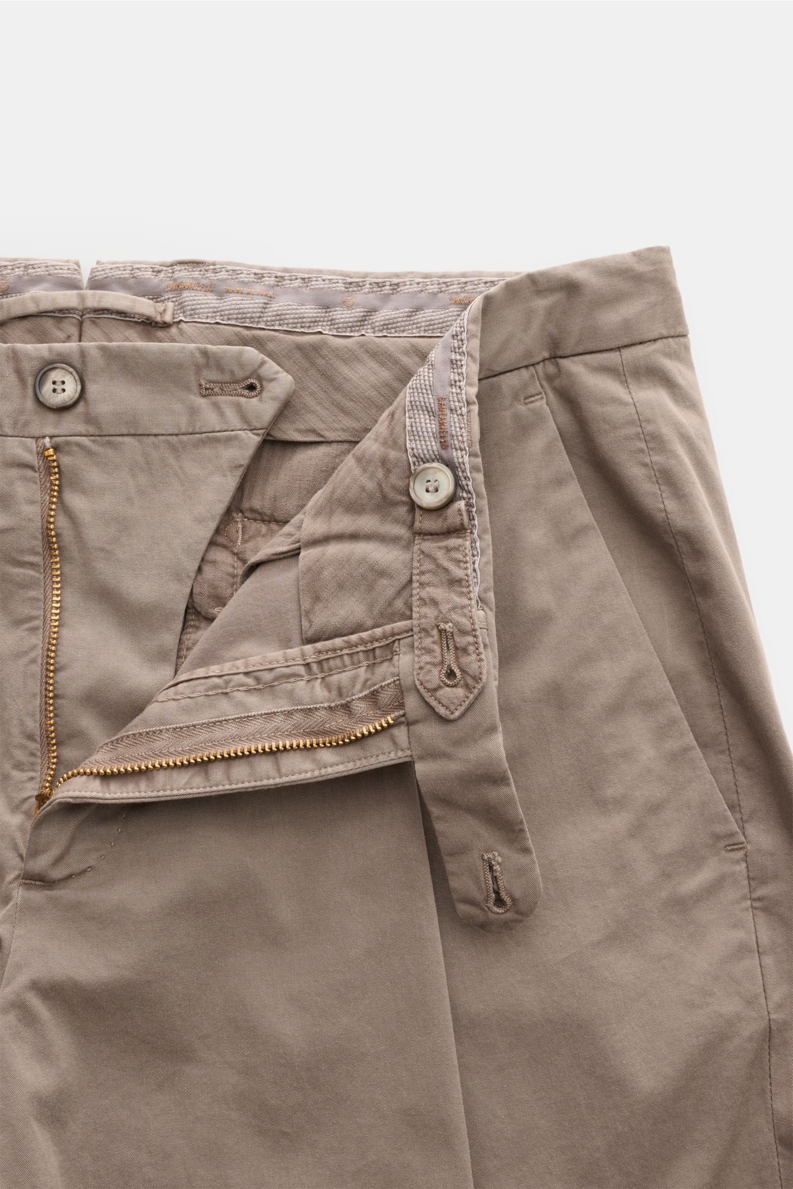 Close-up front view of Santaniello Chinos 'Camerota' taupe showing zip, waist buttons, single pleat, and fine cotton twill fabric.

Description: Casual meets stylish: The chinos 'Camerota' by SANTANIELLO are made of soft twill in slightly stretchy cotton 