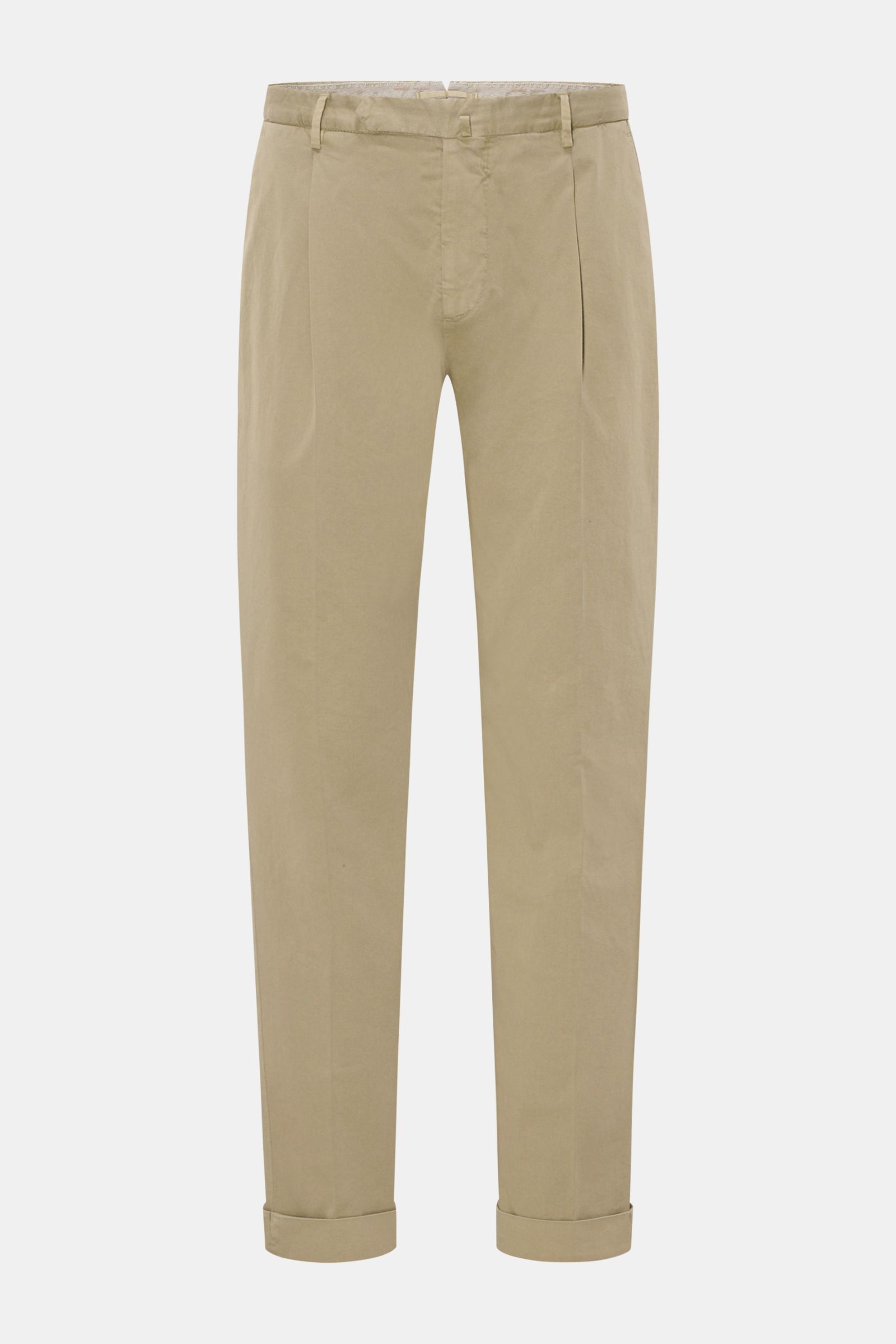 Santaniello Chinos 'Camerota' olive shown from the front on a white background, made of soft, slightly stretchy cotton twill with a single pleat, tapered fit, regular thigh width, ankle length, zip and waist buttons, French pockets, back pockets with butt