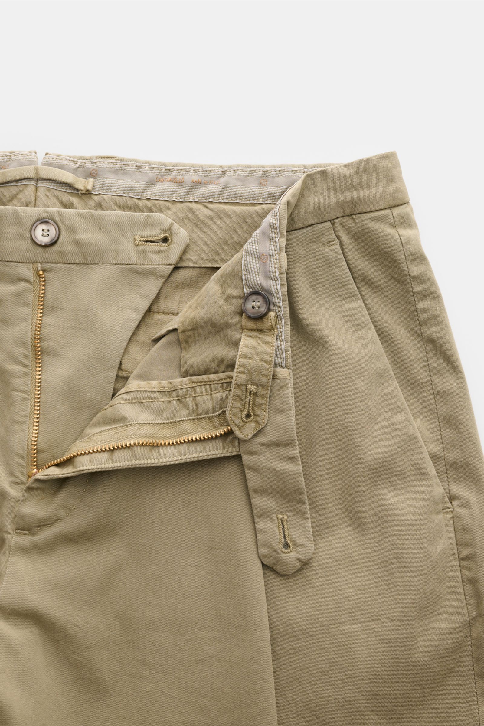 Close-up front view of Santaniello Chinos 'Camerota' olive showing zip, button waist, single pleat, and fine cotton twill fabric.

Description: Casual meets stylish: The chinos 'Camerota' by SANTANIELLO are made of soft twill in slightly stretchy cotto