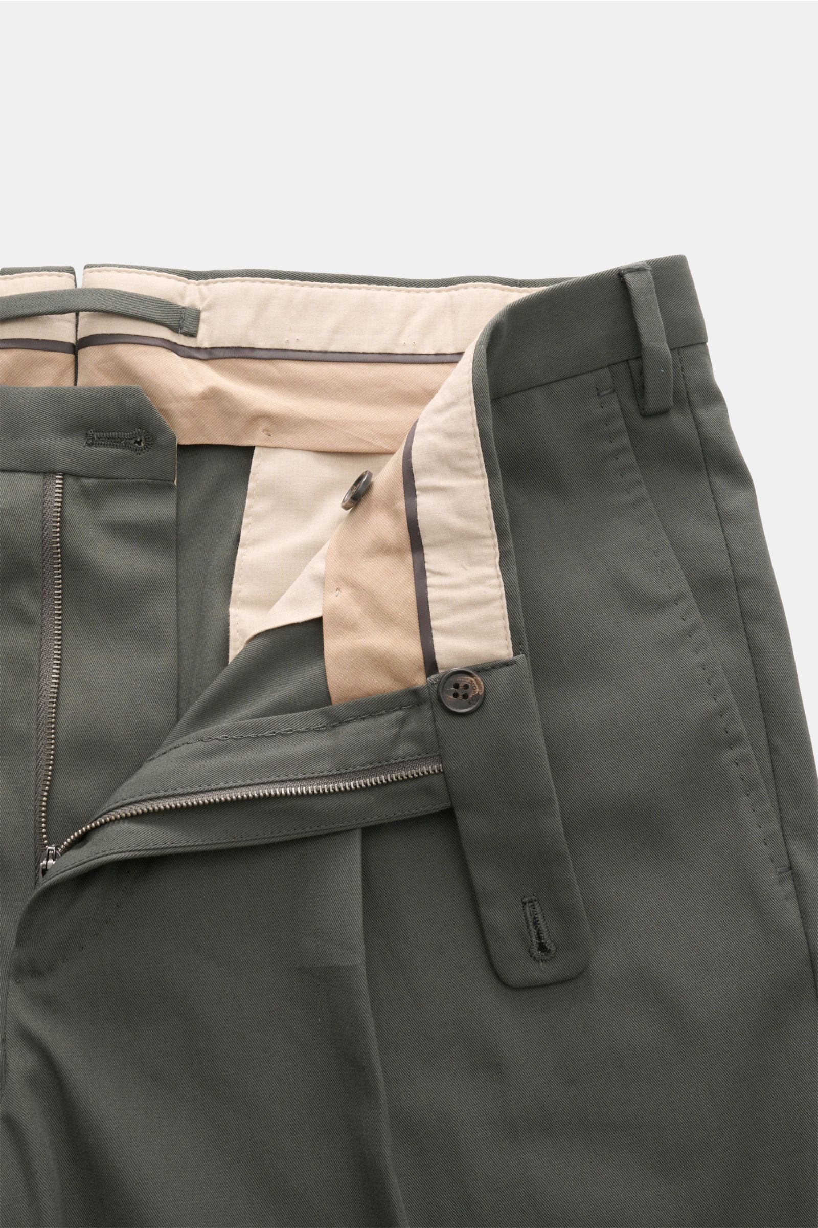 Incotex Baumwollhose dunkelgrün, Nahaufnahme von innen mit offenem Reißverschluss, Bundfalte, Knopfriegel und französischen Taschen.