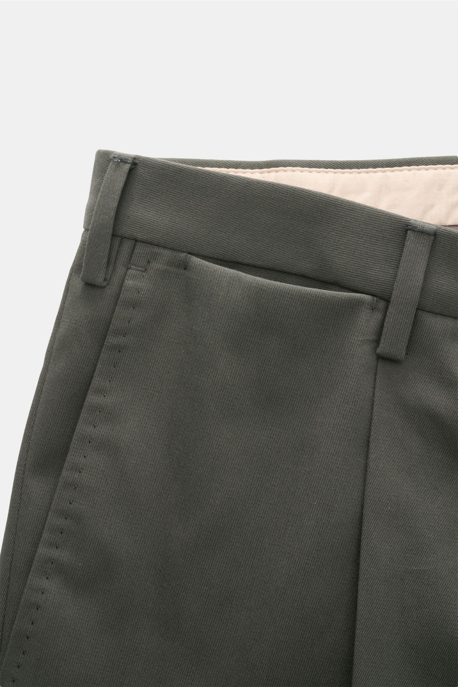Incotex Baumwollhose dunkelgrün, Nahaufnahme Bund mit Gürtelschlaufen, Bundfalte, Knopfriegel, französische Taschen, Regular Fit, leichte Baumwollqualität.