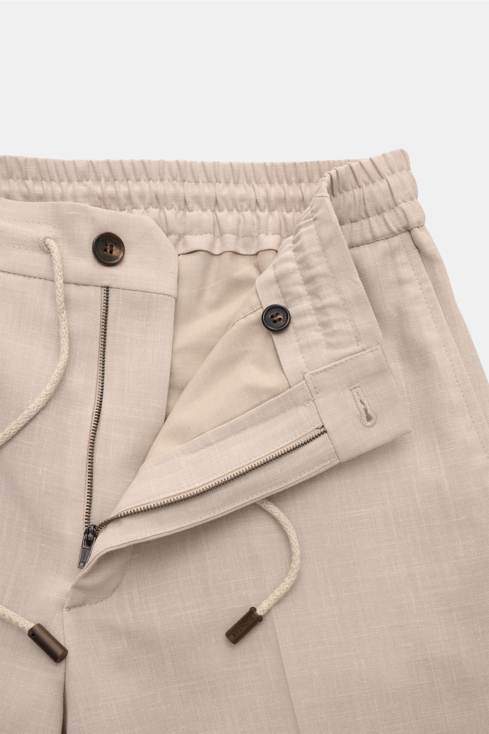 Incotex Jogpants beige meliert aus Wolle-Seide-Leinen-Mix, elastischer Bund mit Tunnelzug, Reißverschluss, Knopf, Nahaufnahme von oben.