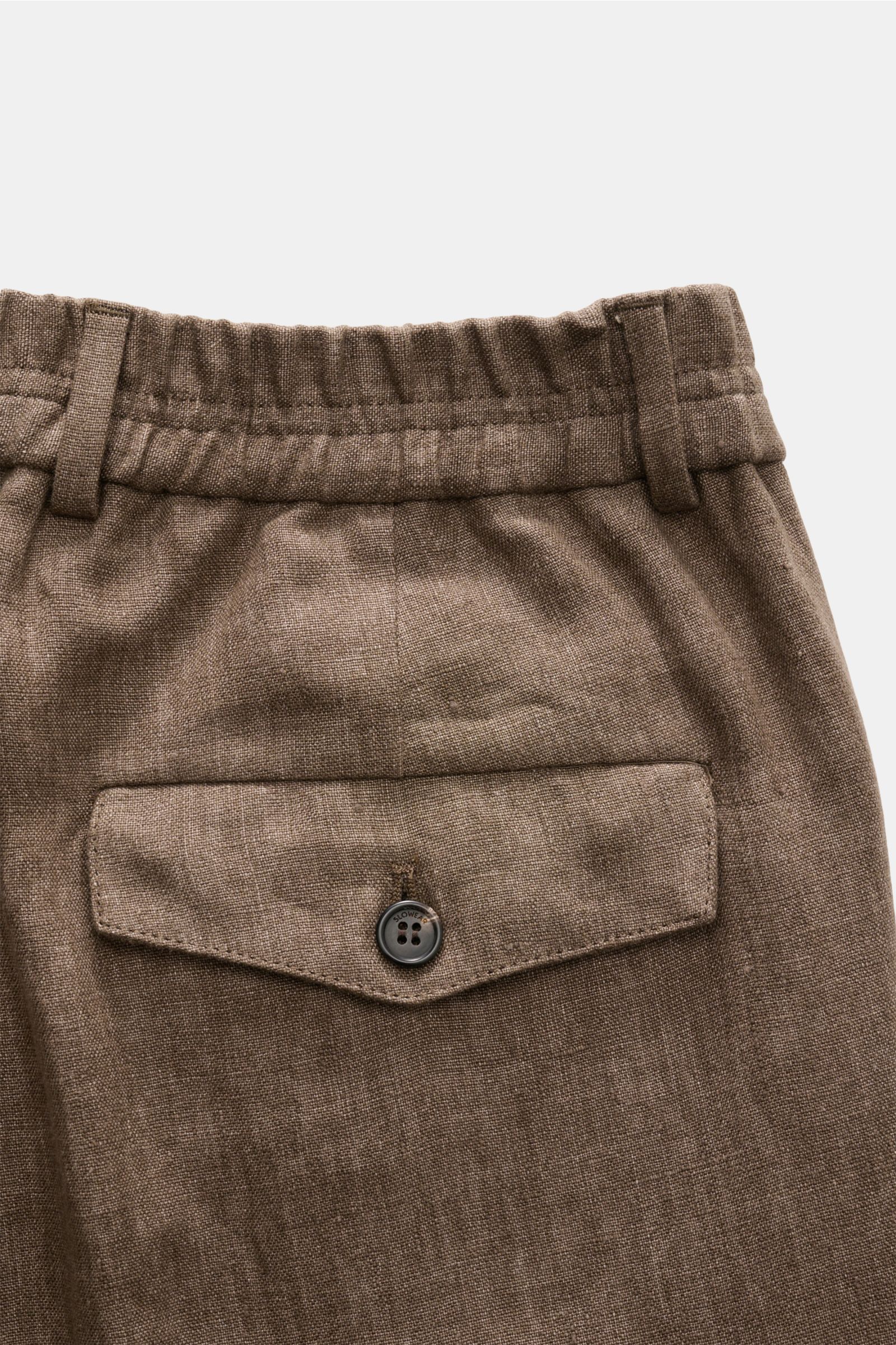 Incotex Leinen-Jogpants braun meliert, Detailansicht von hinten oben, teilelastischer Bund, Knopf-Gesäßtasche, reine Leinenqualität.