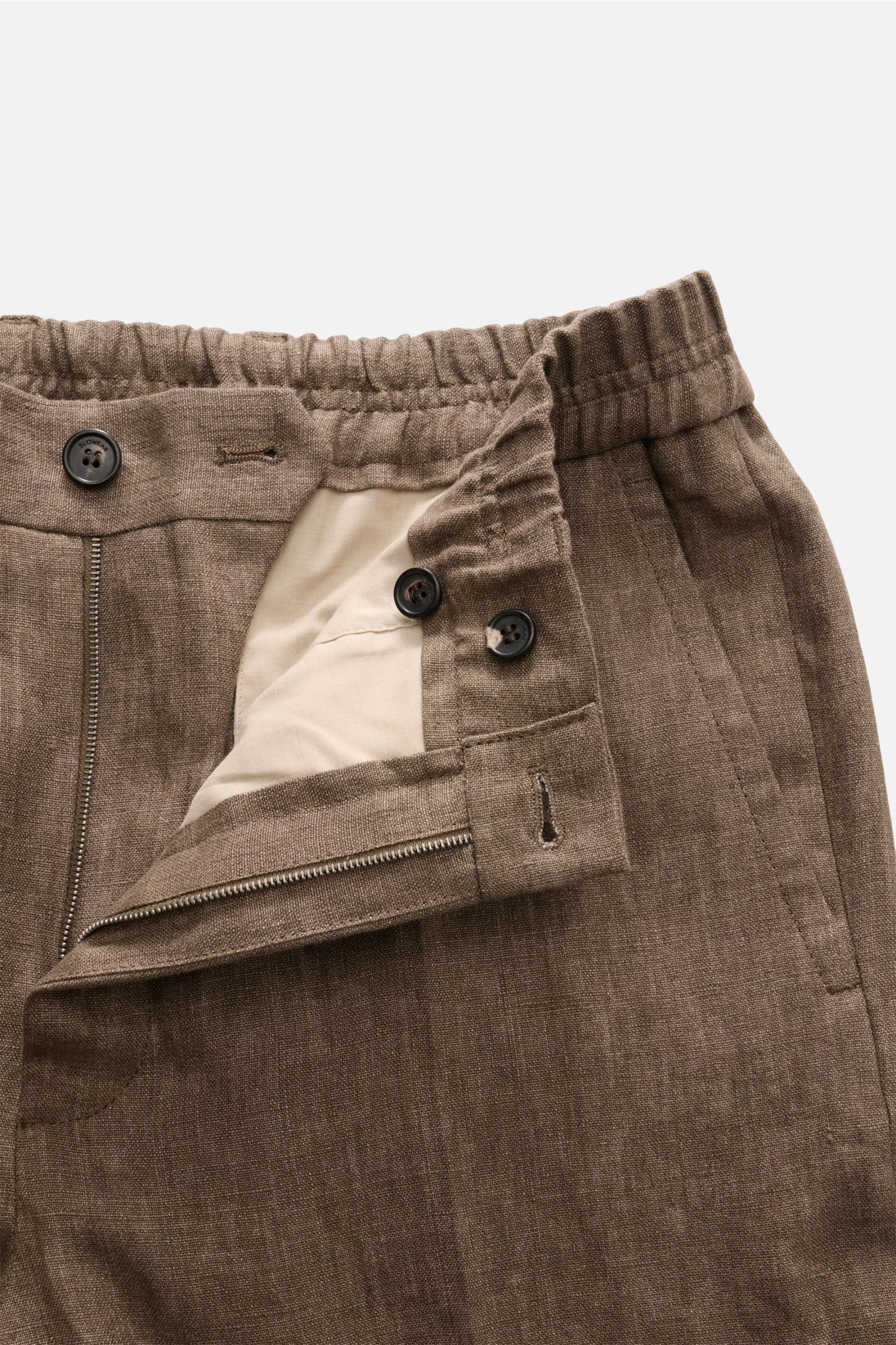 Incotex Leinen-Jogpants braun meliert, Nahaufnahme von Bund und Reißverschluss, offene Knopfleiste, teils elastischer Bund, französische Taschen.