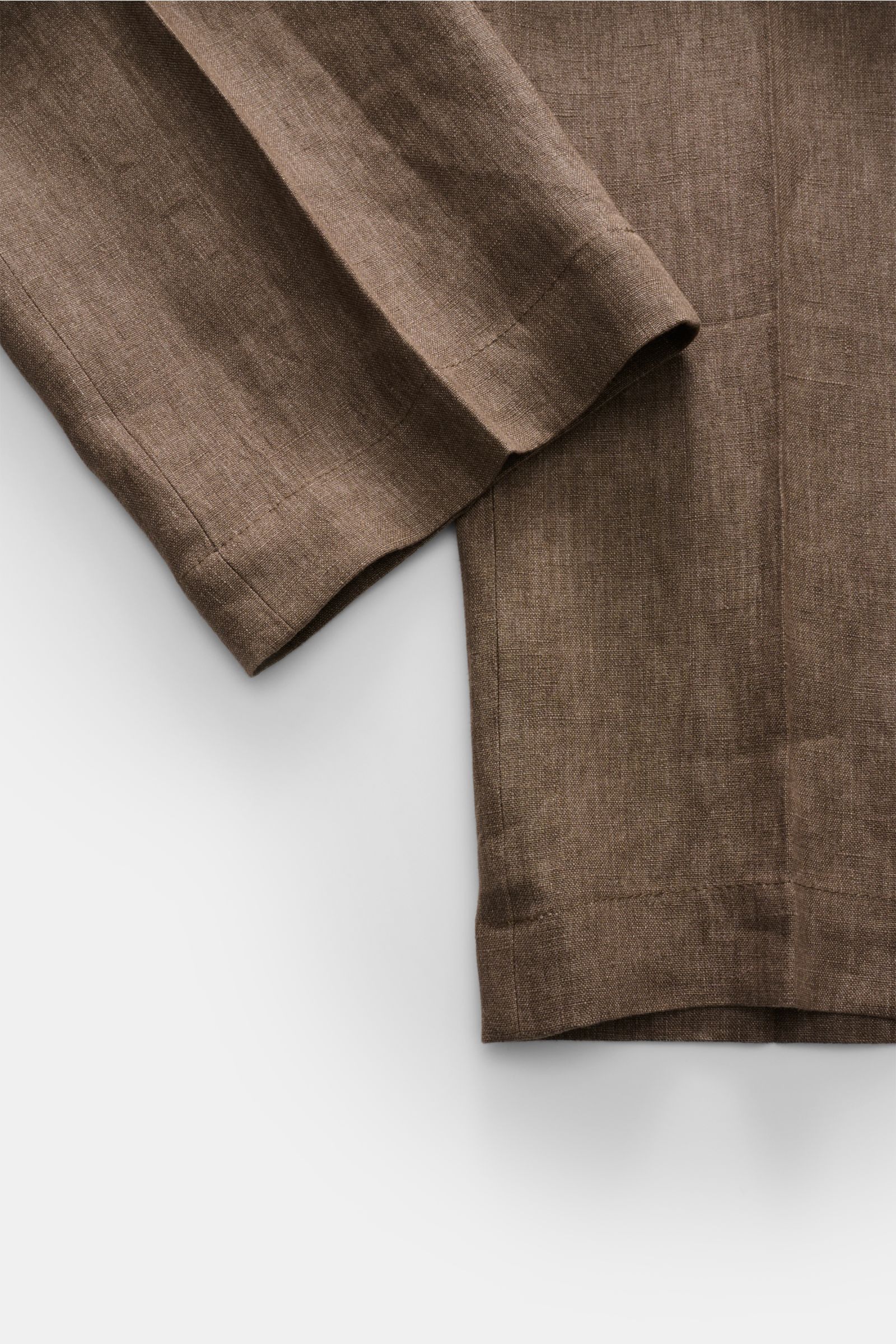 Incotex Leinen-Jogpants braun meliert, Detailaufnahme von unten schräg, reine Leinenqualität, gerader Schnitt, sommerliche Leichtigkeit.
