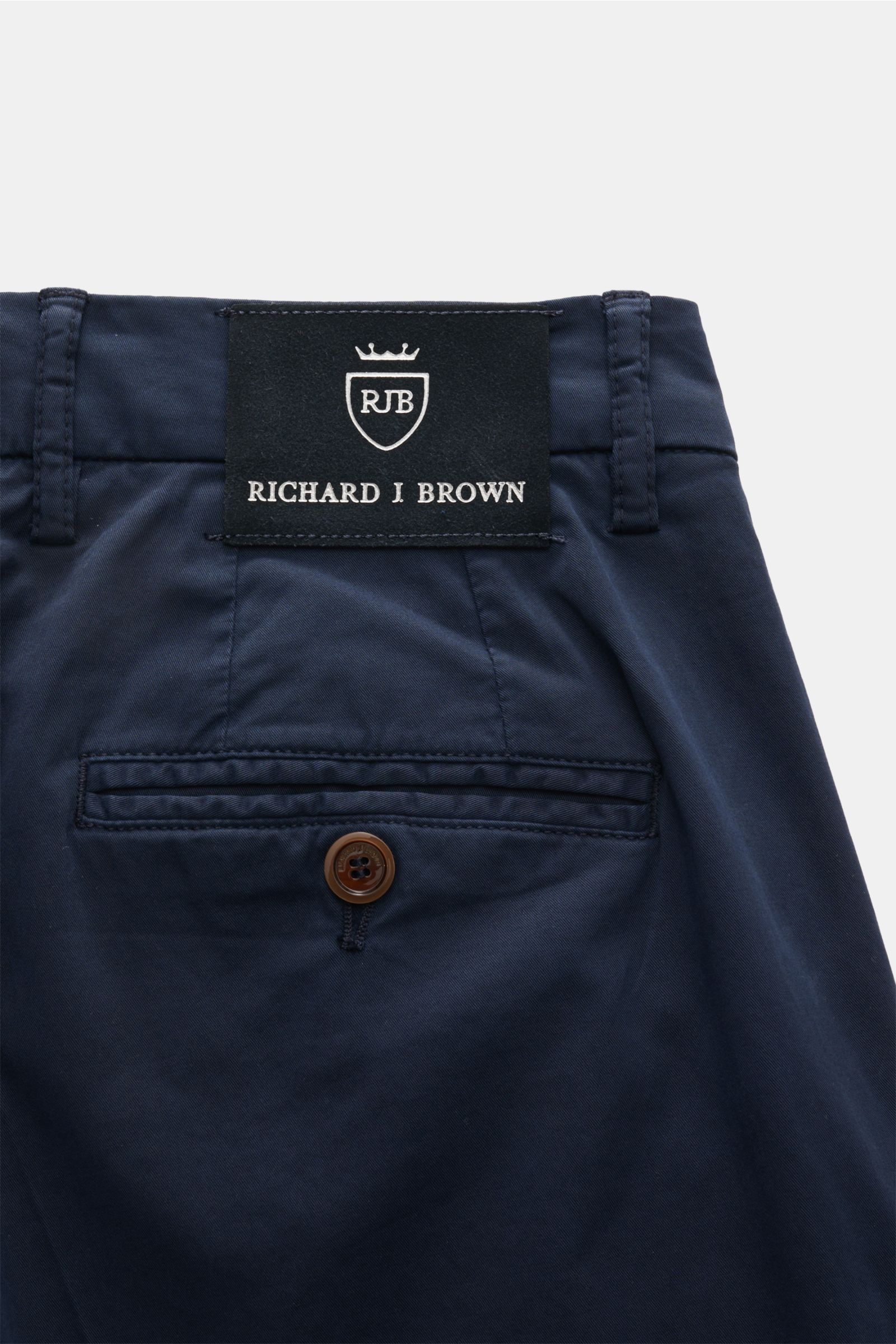 Richard J. Brown Chino 'Singapore' navy, Rückansicht nah, Baumwoll-Twill, Regular Fit, schmal zulaufend mit Knopf-Gesäßtasche und Leder-Patch.