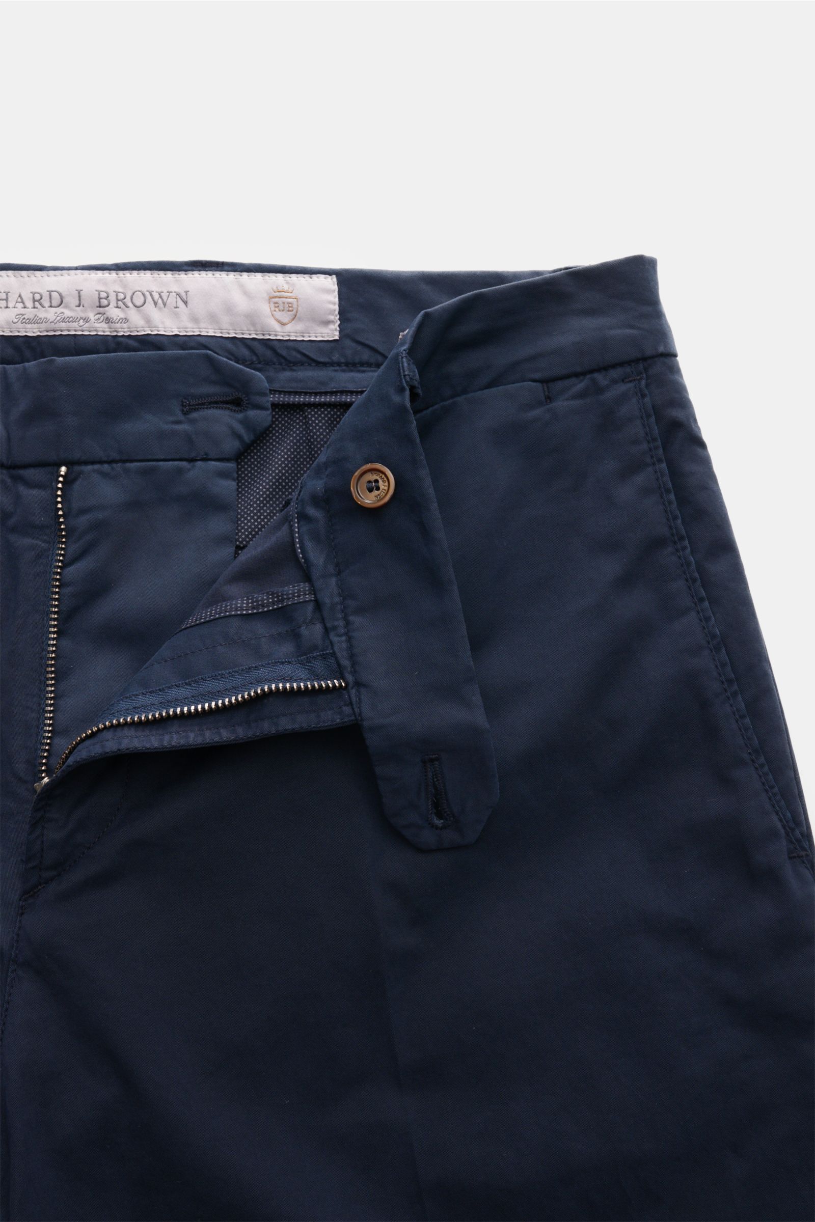 Richard J. Brown Chino 'Singapore' navy, Twill-Baumwollhose mit entspanntem Regular Fit, schmal zulaufend, Reißverschluss, Bundknopf, französischen Taschen, leder-Patch, Detailaufnahme von oben.