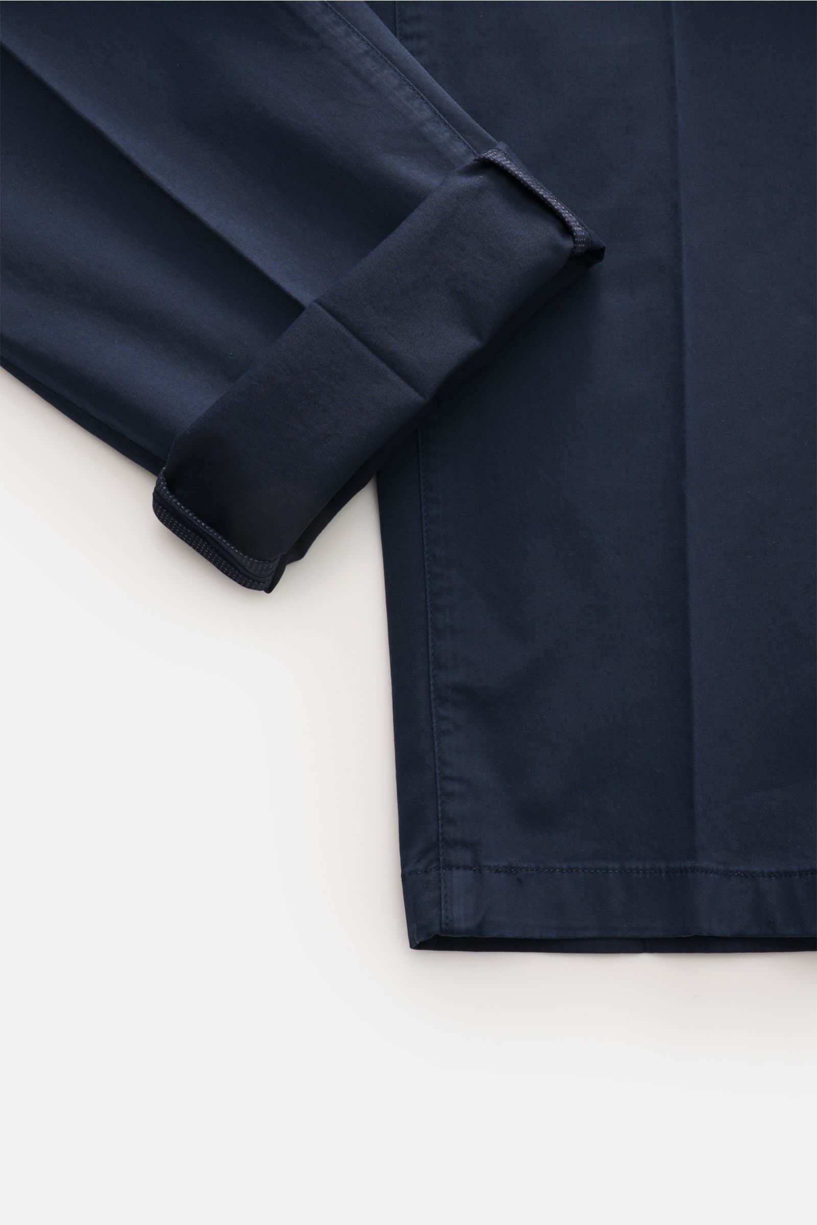 Richard J. Brown Chino 'Singapore' navy, schmal zulaufend, Regular Fit, Twill-Baumwolle mit Stretch, Detailansicht Saum und Beinumschlag.