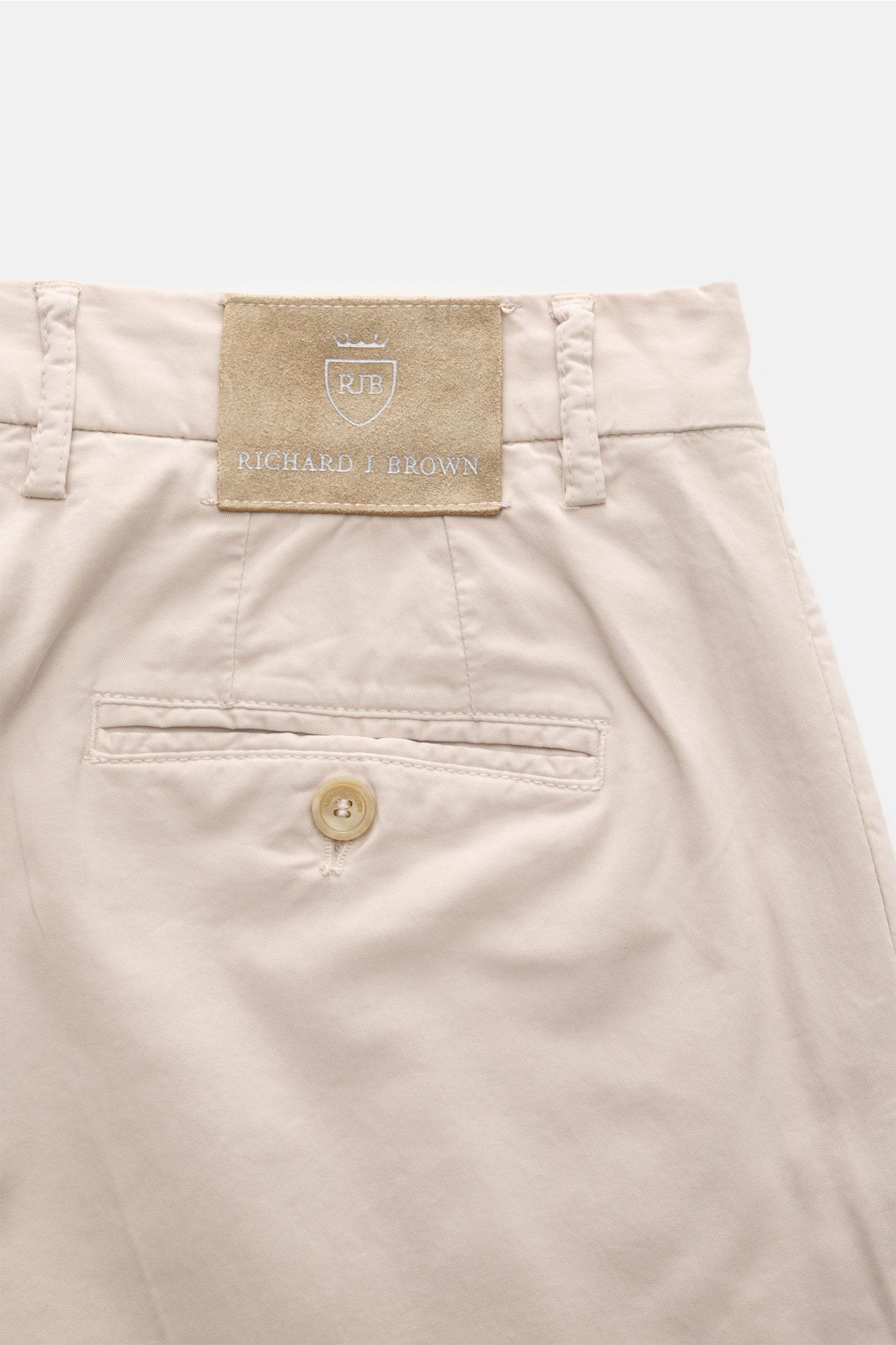 Rückansicht der beige Richard J. Brown Chino 'Singapore' mit Leder-Patch, Knopf-Gesäßtasche, schmal zulaufendem Regular Fit und weichem Baumwoll-Twill.