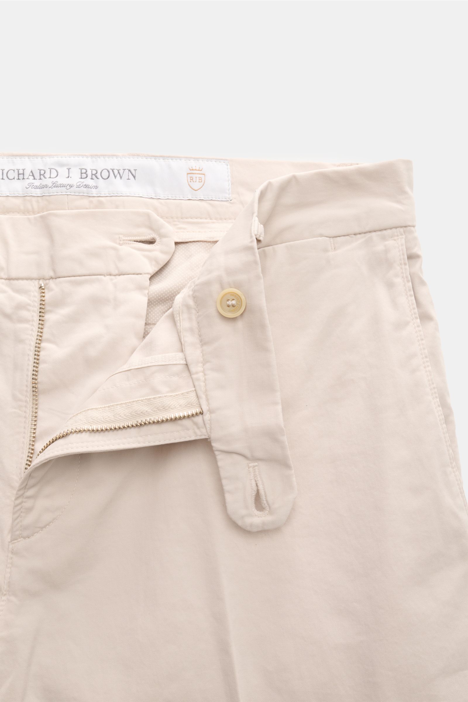 Richard J. Brown Chino 'Singapore' beige, Twill-Baumwollhose mit entspanntem Fit, Stretch, Reißverschluss, Bundknopf, französischen Taschen, Uhrentasche.