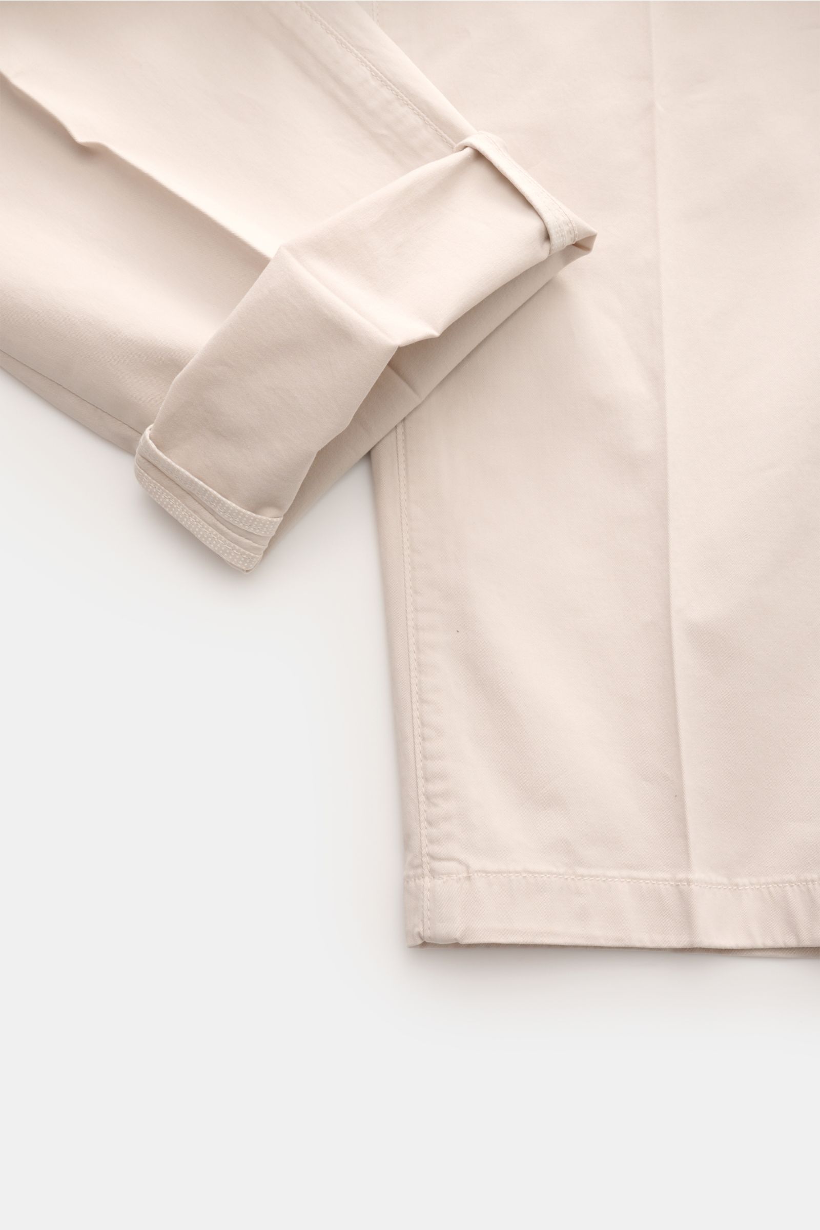 Richard J. Brown Chino 'Singapore' beige, schmal zulaufend, Regular Fit, Twill-Baumwolle mit Stretch, Detailaufnahme von unten mit umgeschlagenem Hosenbein.