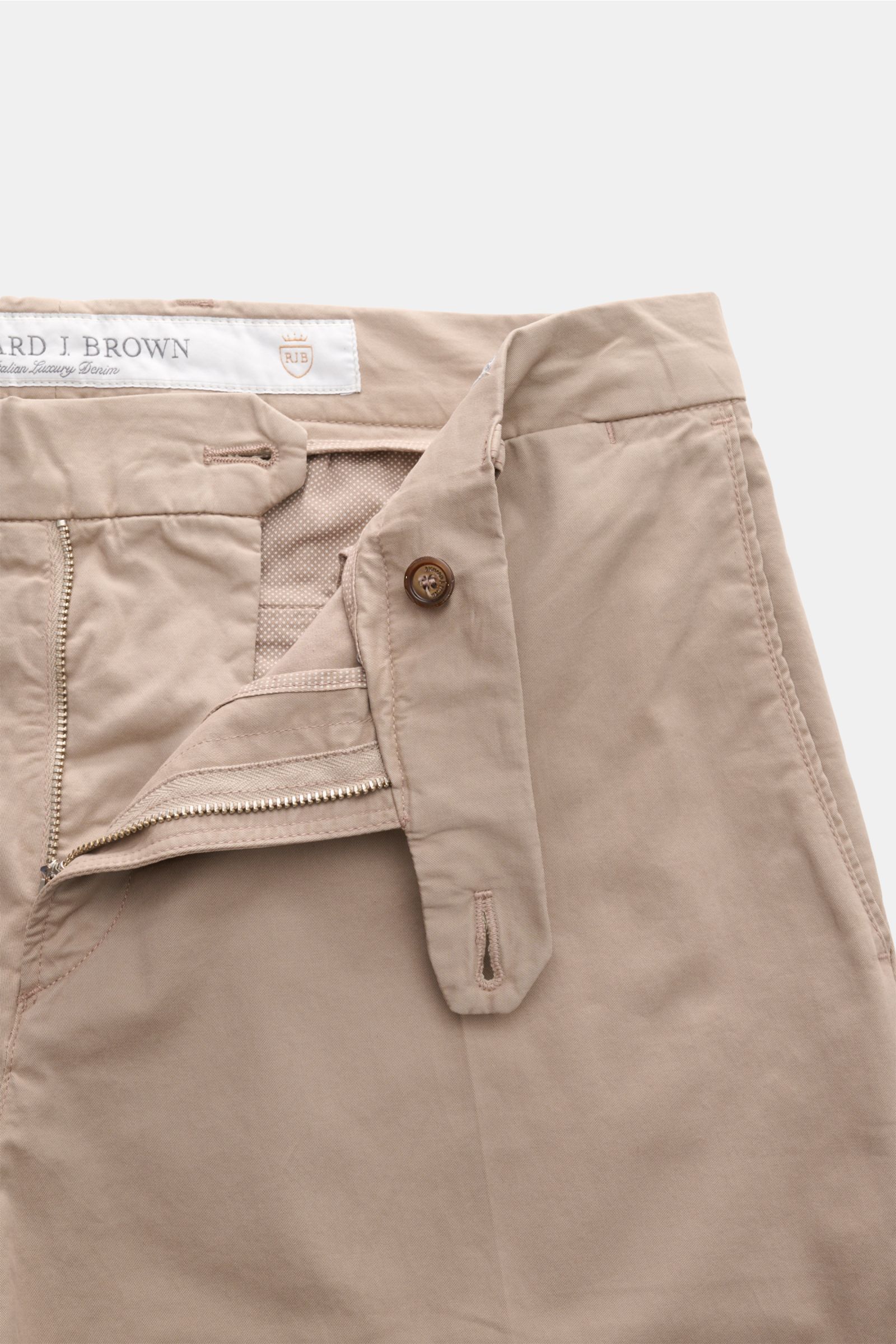 Front close-up of Richard J. Brown Chinos 'Singapore' beige showing zip, waist button, extended buttoned tab, and fine cotton twill fabric.

Everyday luxury: Soft cotton with slight stretch content give the model 'Singapore' by RICHARD J. BROWN a soft 