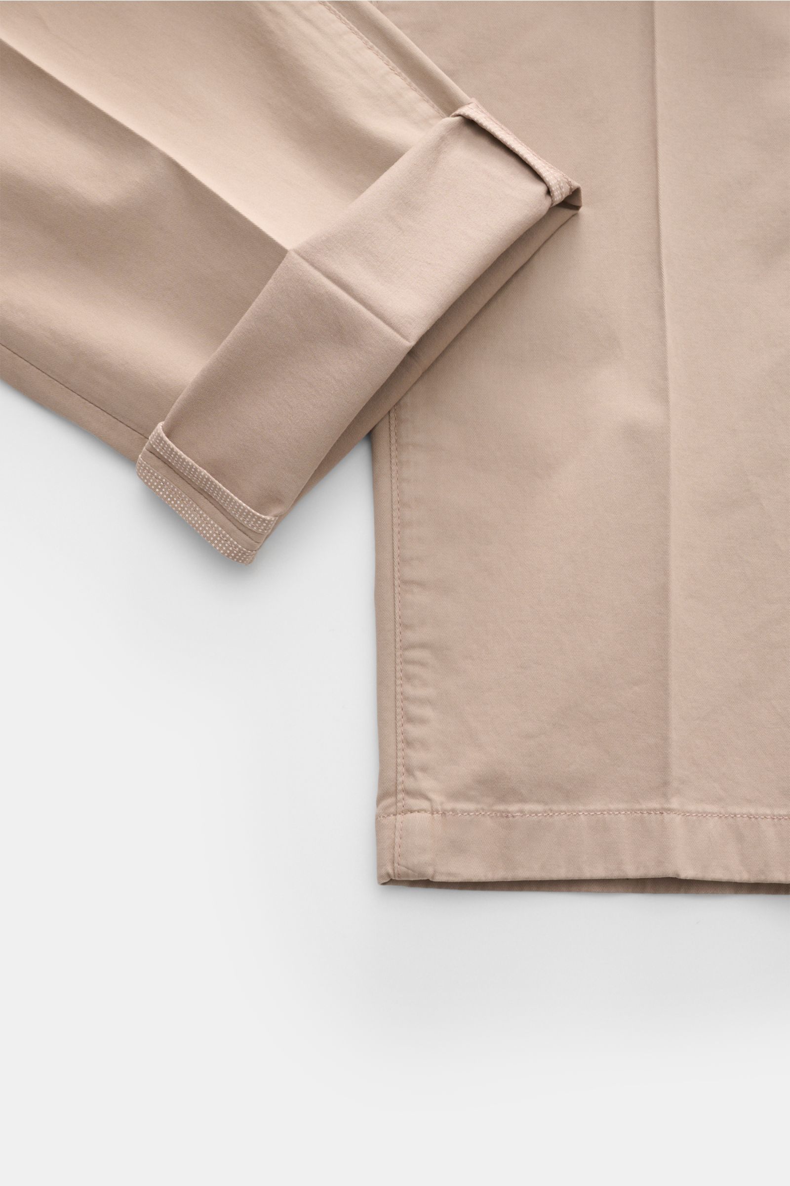 Close-up front view of Richard J. Brown Chinos 'Singapore' beige showing the soft cotton fabric with slight stretch and fine twill texture.

Everyday luxury: Soft cotton with slight stretch content give the model 'Singapore' by RICHARD J. BROWN a soft 