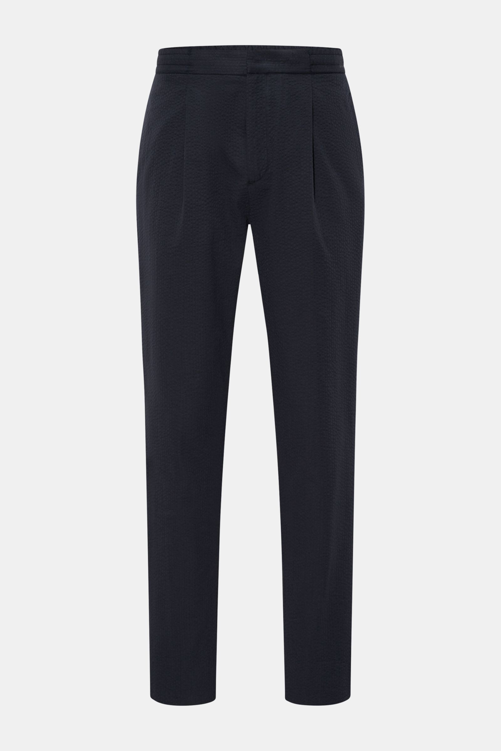 Officine Générale Jogpants 'Drew' navy aus reiner Baumwolle, Tapered Fit, schmal zulaufend, mit Reißverschluss, Bundhaken, elastischem Bund, Bundfalte und Taschen, frontale Ansicht.