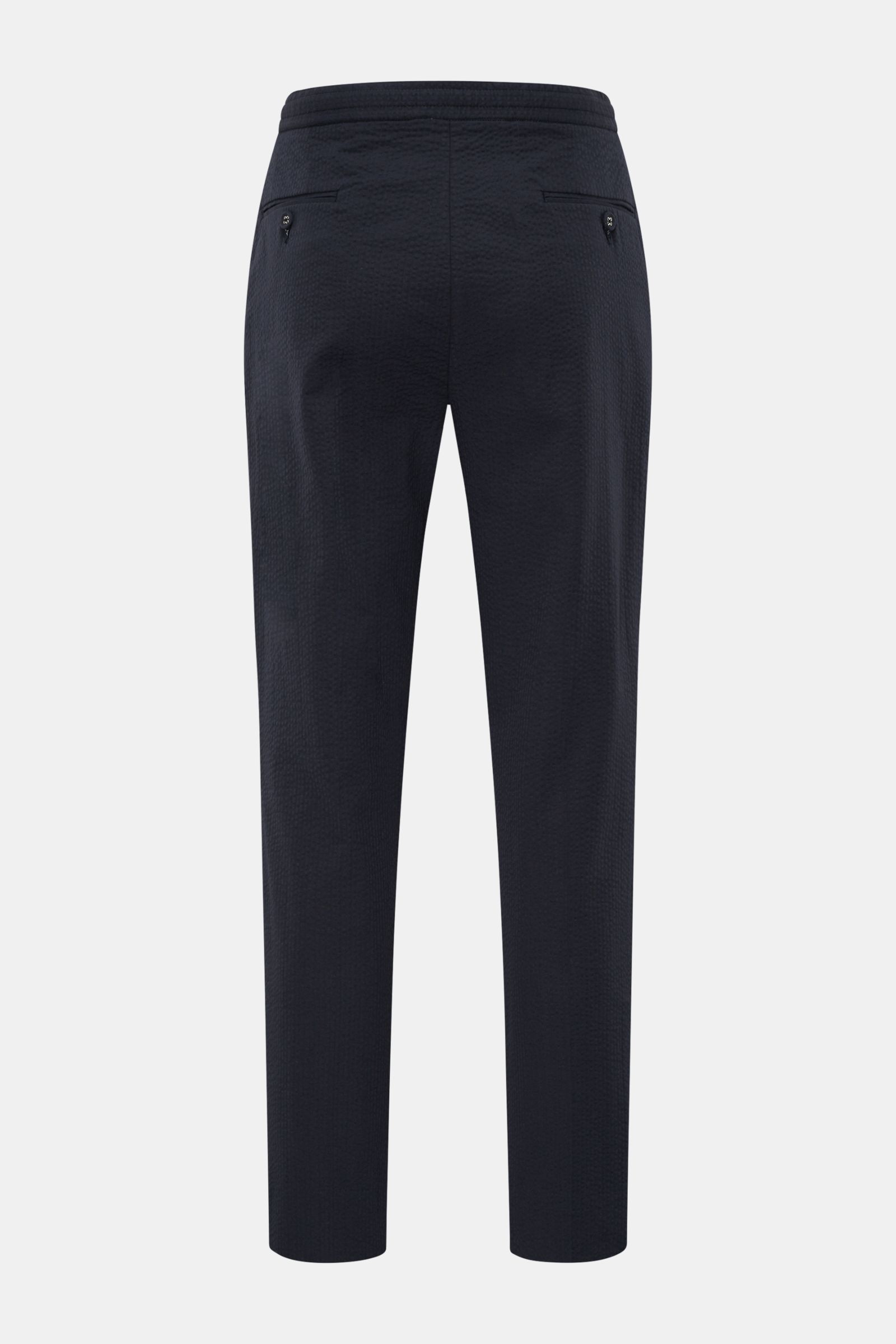 Officine Générale Jogpants 'Drew' navy, Rückansicht, schmal zulaufend, aus reiner Baumwolle Seersucker mit elastischem Bund, Bundhaken, Taschen, Knöpfen.