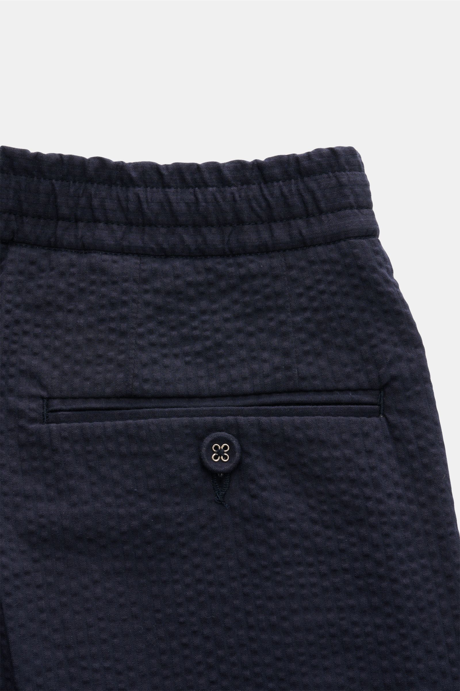 Nahaufnahme der Officine Générale Jogpants 'Drew' navy aus reiner Baumwolle, navy, elastischer Bund, paspelierte Gesäßtasche mit Knopf.