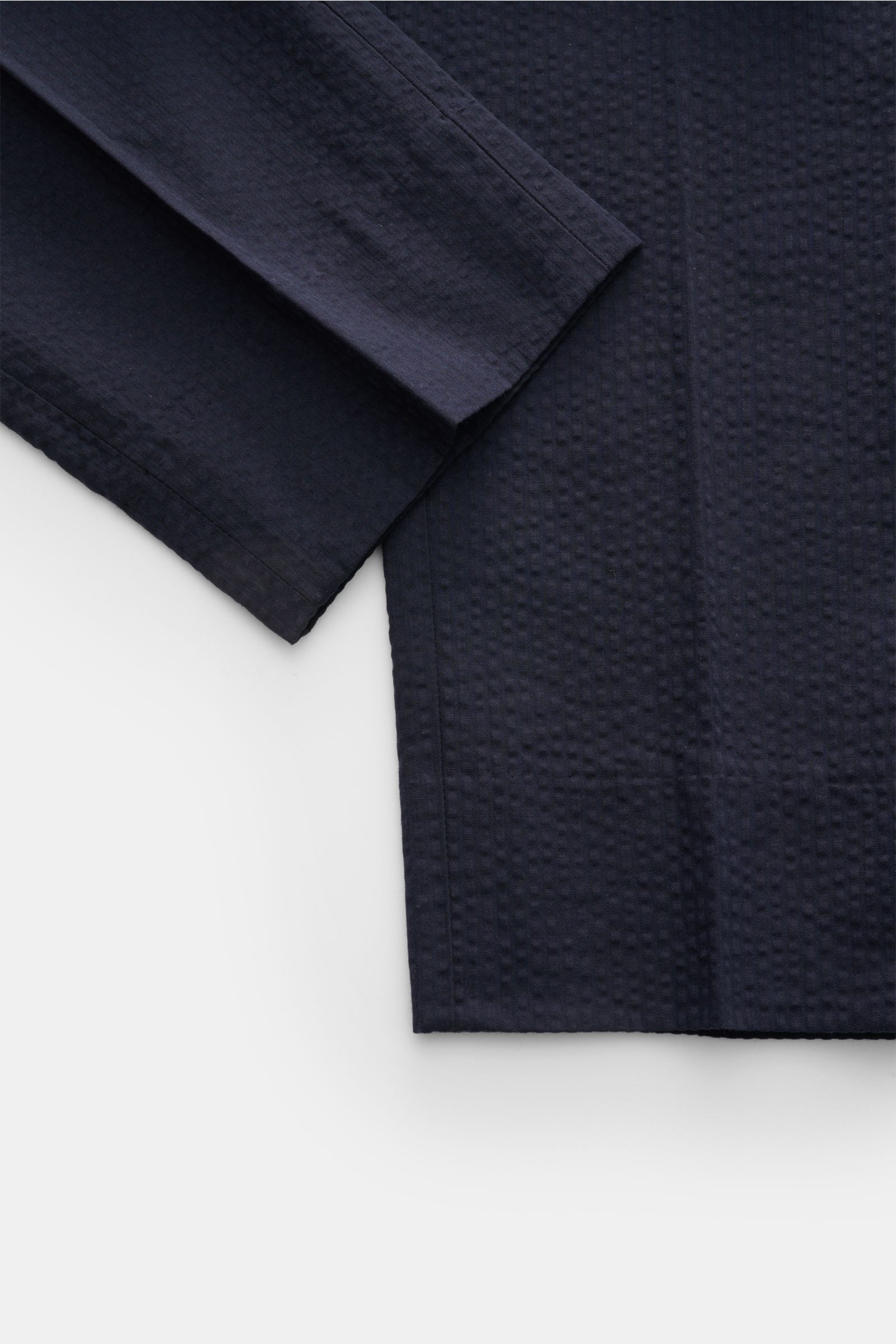 Officine Générale Jogpants 'Drew' navy, Detailaufnahme von unten, Tapered Fit aus seersucker Baumwolle mit elastischem Bund und paspelierten Taschen.