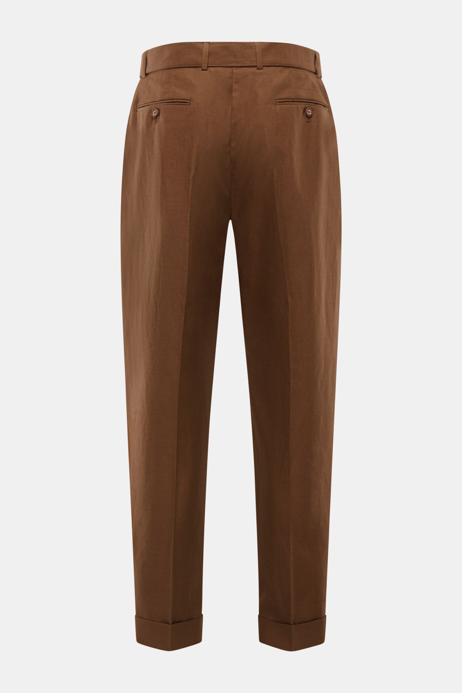 Officine Générale Hose 'Hugo' braun, Rückansicht, knöchellang, schmal zulaufend, mit tonalem Gürtel, Taschen seitlich und paspelierte Gesäßtaschen.