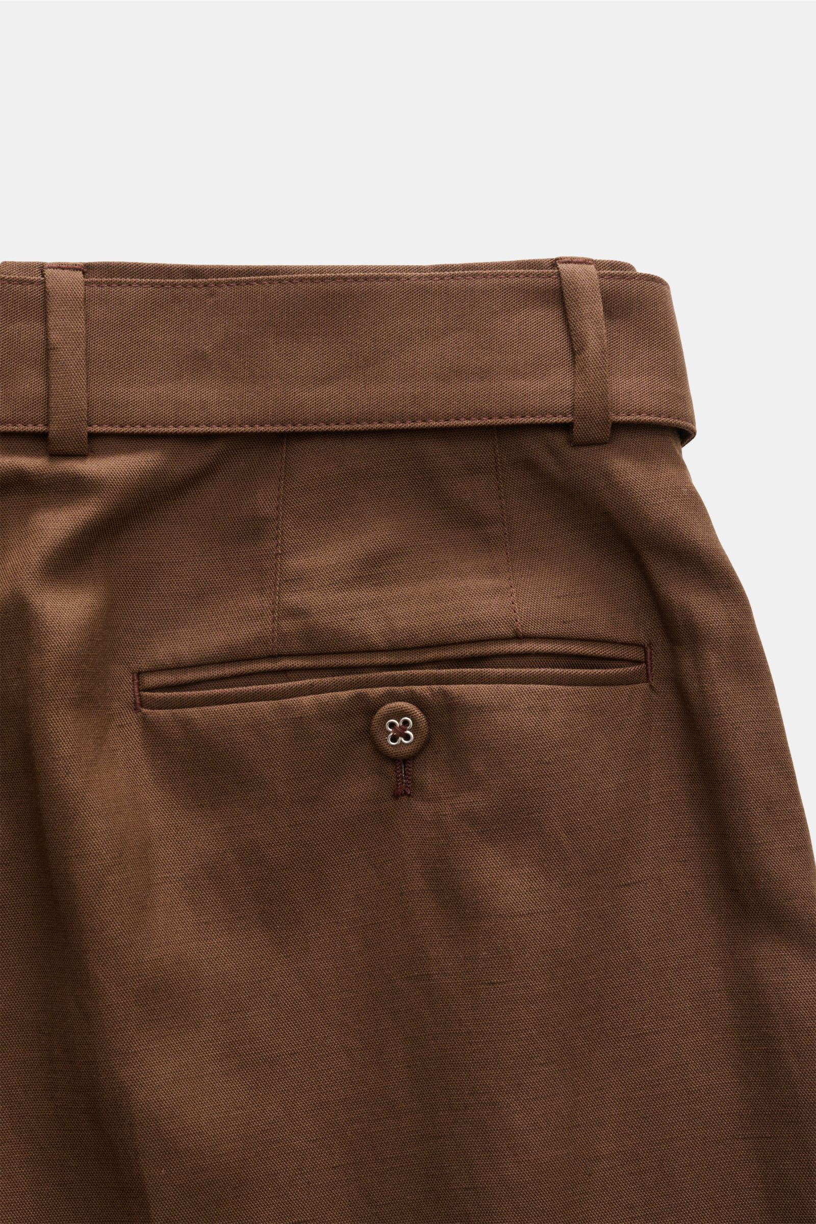 Officine Générale Hose 'Hugo' braun, Detailansicht Rücken, glatter Griff, Bund mit Schlaufen, paspelierte Gesäßtasche mit Knopf, edler Mix aus Lyocell, Leinen und Baumwolle.