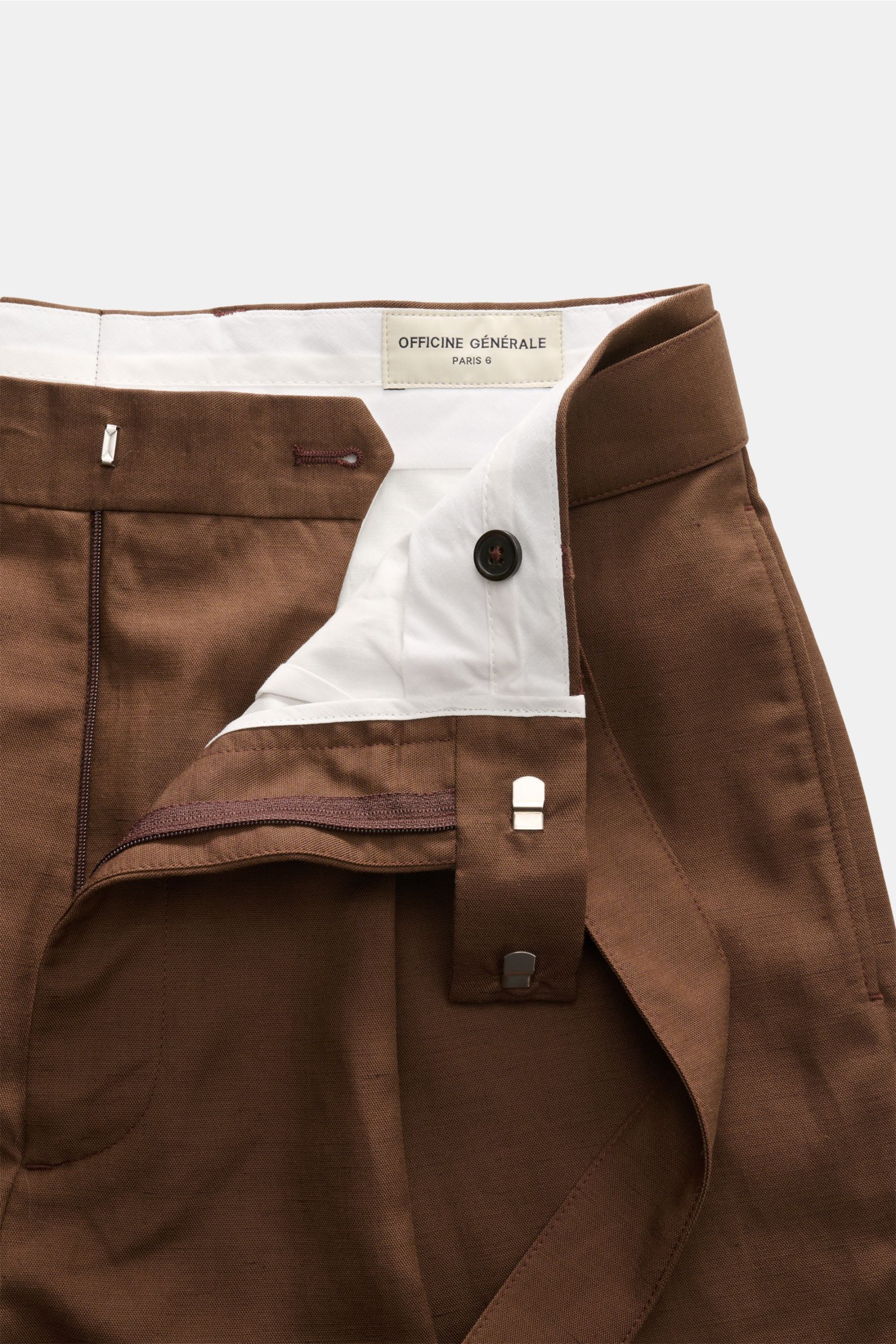 Officine Générale Hose 'Hugo' braun, Nahaufnahme von Innenbund mit Reißverschluss, Bundhaken, glattem Materialmix aus Lyocell, Leinen, Baumwolle.