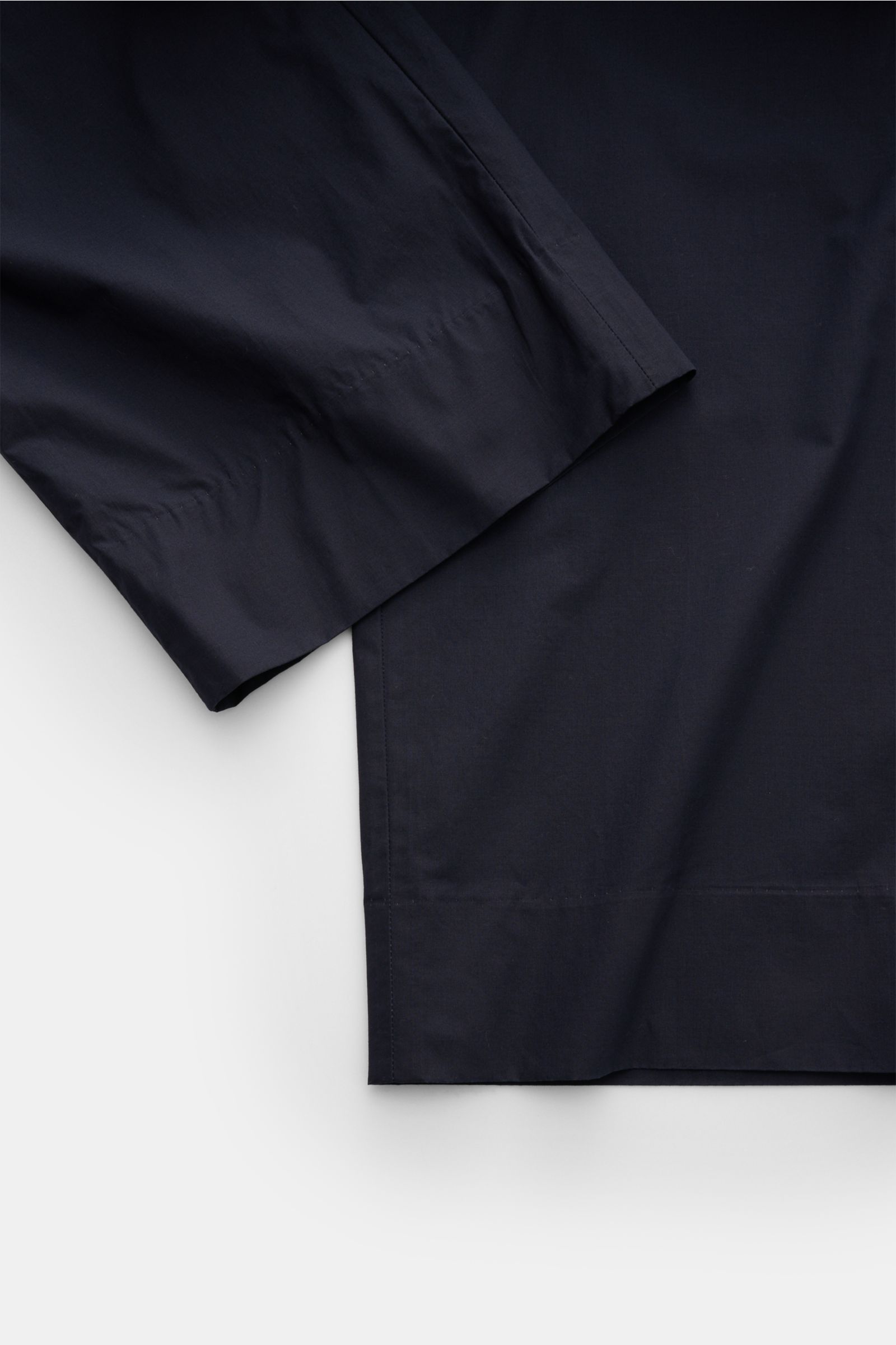 Officine Générale Baumwoll-Jogpants 'Nilson' navy, knöchellang, schmal zulaufend, elastischer Bund, Taschen seitlich und hinten, Detailaufnahme.