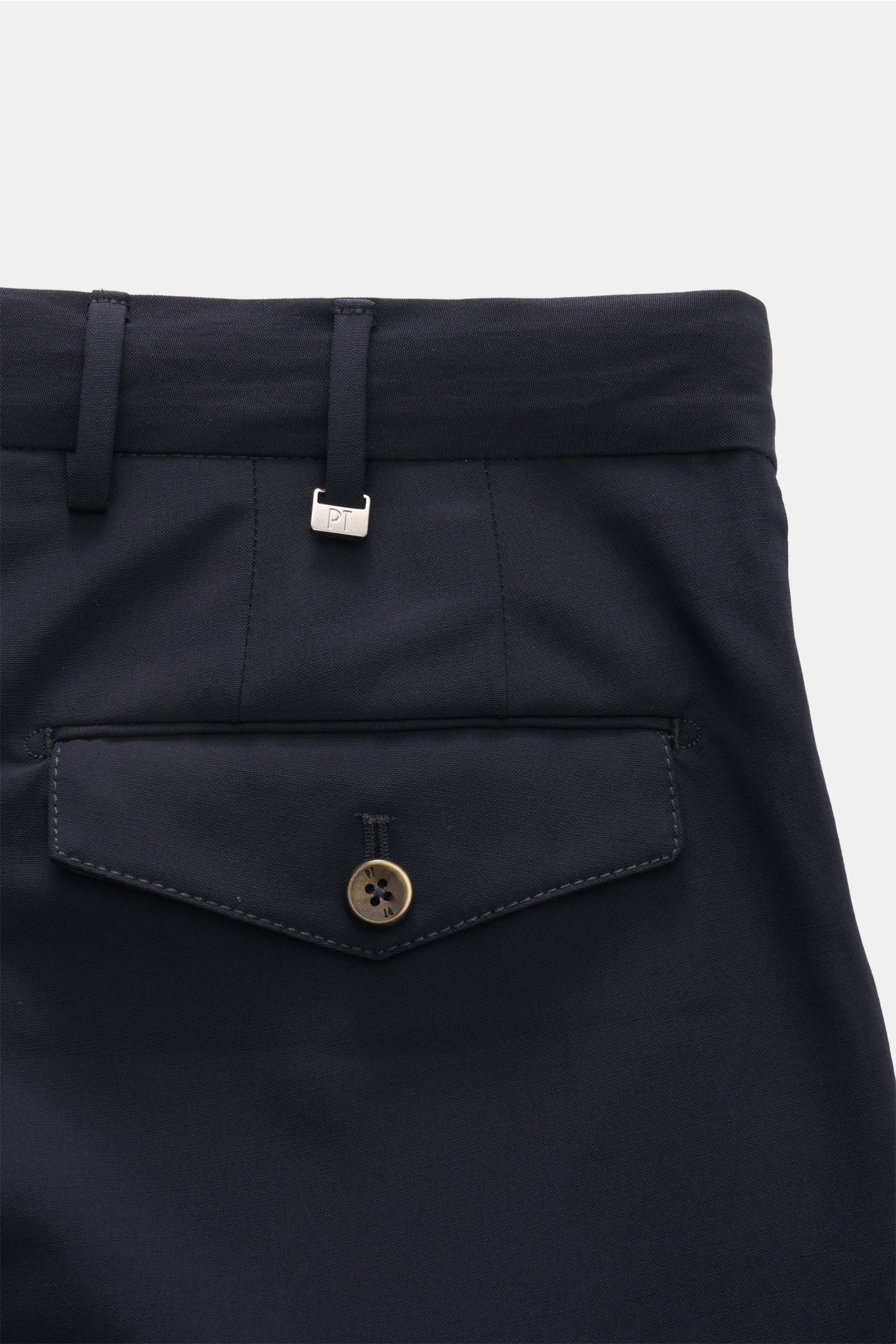 Close-up rear view of PT Torino Wool trousers 'Carrot Fit' navy, showing waistband, belt loops with metal PT logo, and buttoned back pocket flap.

Classic elegance with a modern twist: With their short cut, stylish pleats and extended buttoned tab, the
