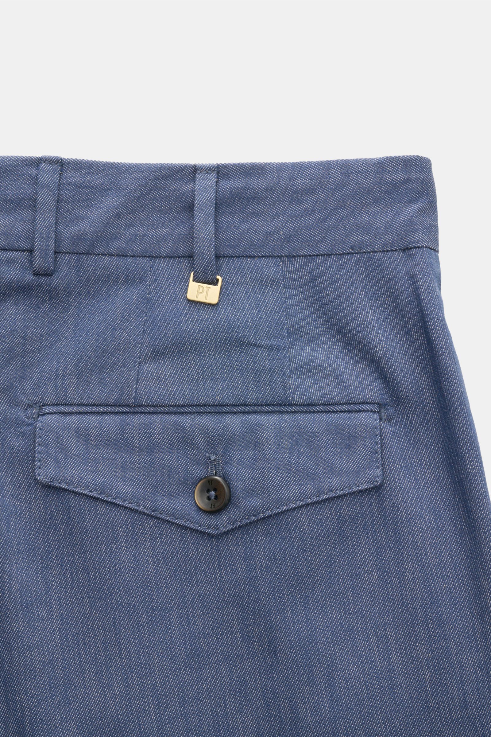 Close-up rear view of the PT Torino Baumwollhose 'Carrot Fit' dunkelblau meliert showing the buttoned back pocket, belt loops, and detailed fabric texture. Mit ihrem kurzen Schnitt, stilvollen Bundfalten und einem verlängerten Knopfriegel bringt die Chino