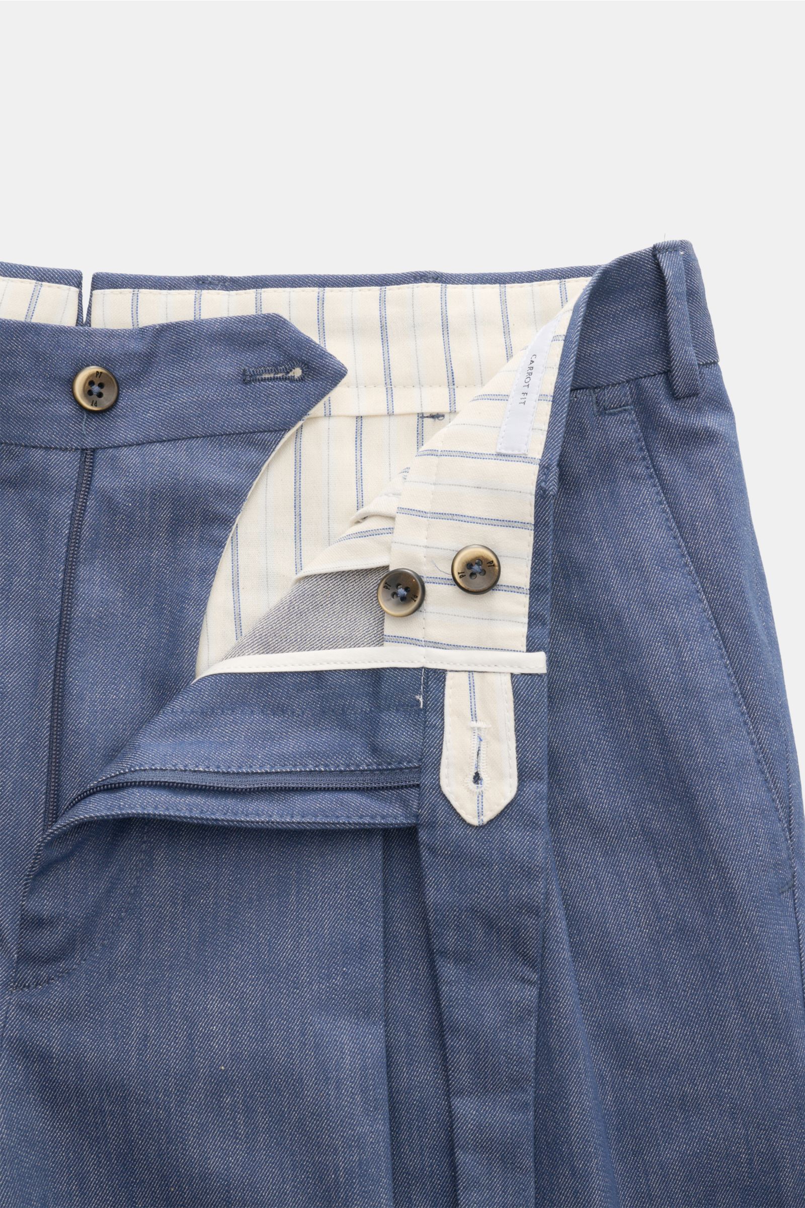 Close-up front view of the PT Torino Baumwollhose 'Carrot Fit' dunkelblau meliert showing the open waistband with stylish double pleats, extended button fly with two buttons, zipper, and striped inner lining. Mit ihrem kurzen Schnitt, stilvollen Bundfalte