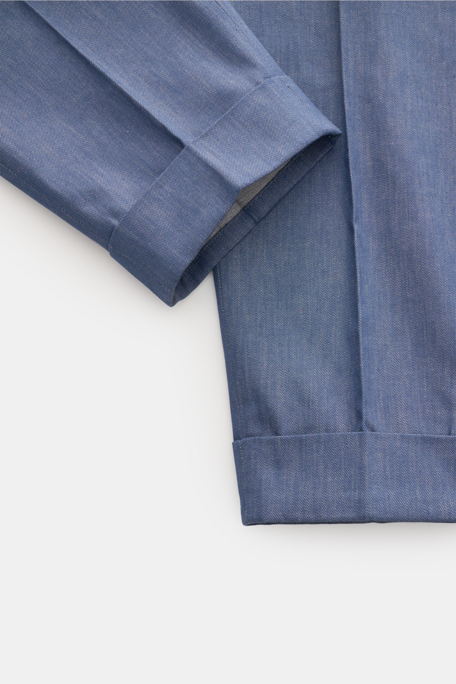 Close-up image of the hem and lower leg area of the PT Torino Baumwollhose 'Carrot Fit' dunkelblau meliert, photographed from above. The dark blue melange cotton fabric features a soft touch, double waistband pleats, a fixed hem cuff, and a tapered ankle 