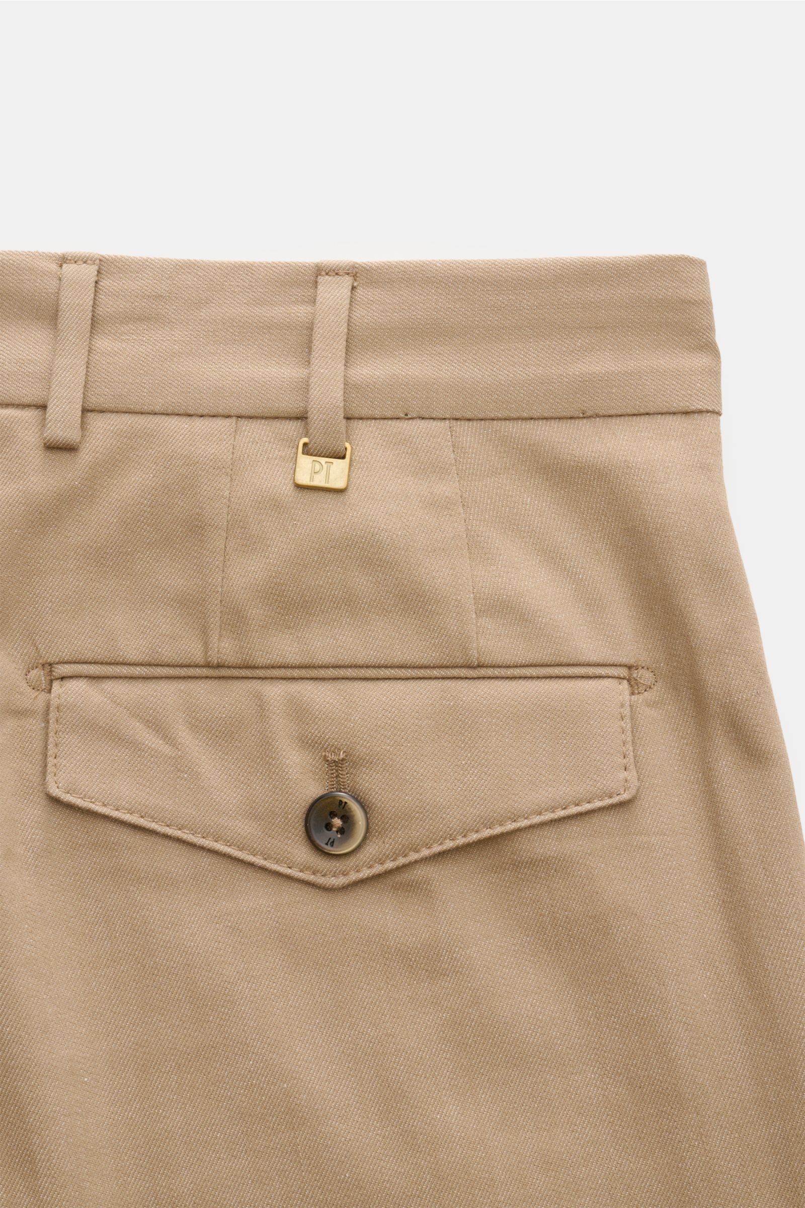 PT Torino Baumwollhose 'Carrot Fit' sand meliert, Nahaufnahme Rückseite mit Bundfalten, Knopfpatte, Uhrentasche, Reißverschluss, Bundknöpfen.