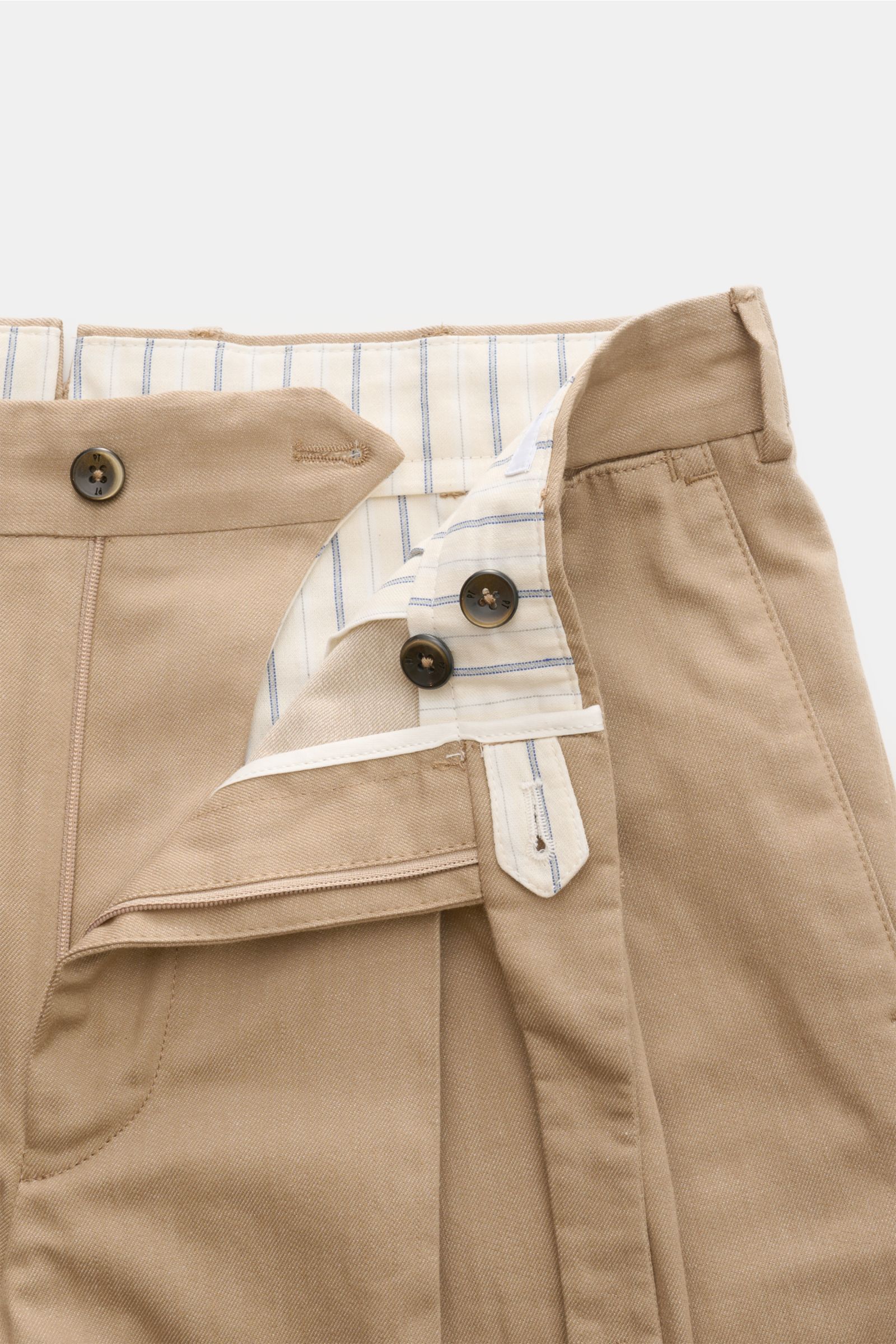 PT Torino Baumwollhose 'Carrot Fit' sand meliert, frontale Nahaufnahme des geöffnete Bunds mit Knopfriegel, Bundfalten, Uhrentasche.