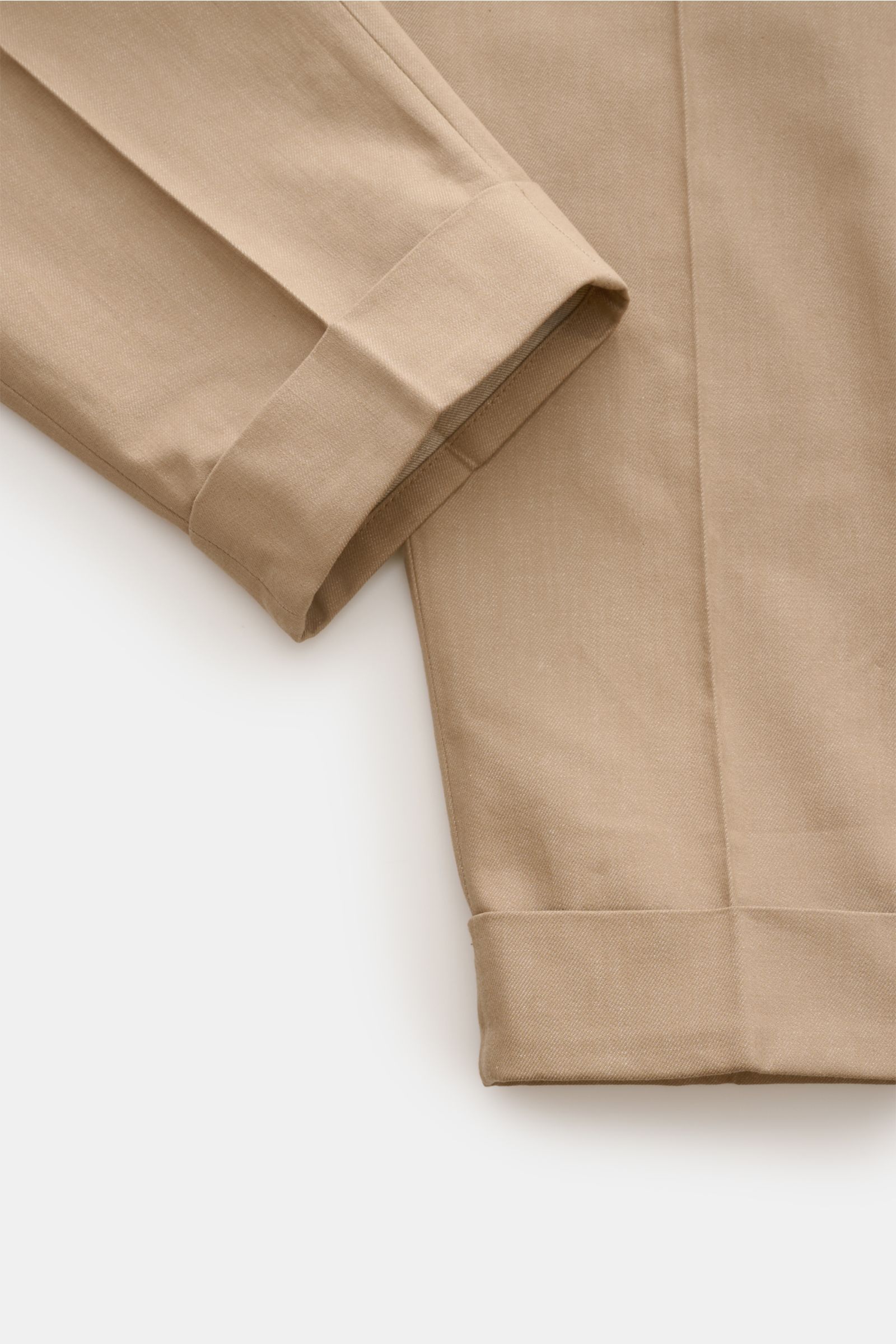 PT Torino Baumwollhose 'Carrot Fit' sand meliert, schmal zulaufend mit Bundfalten, Knopfriegel und fixiertem Saumaufschlag, Detail von unten.