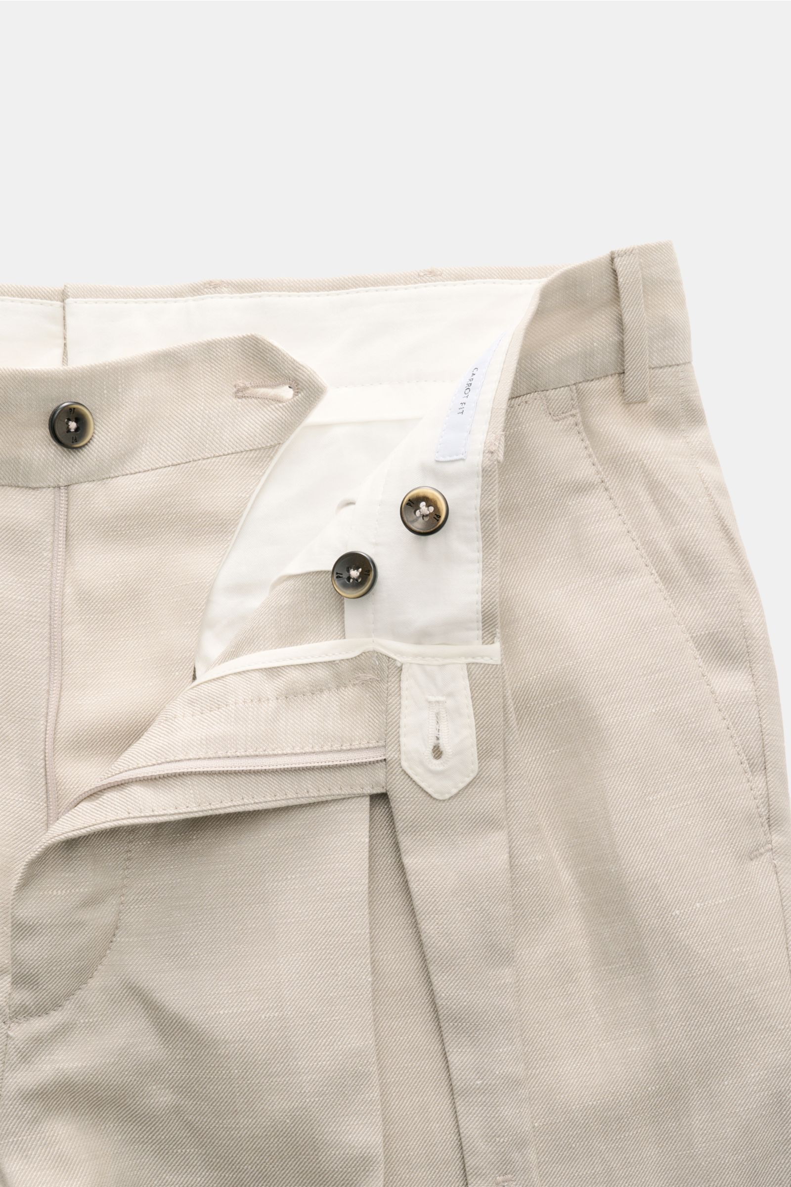 Close-up front view of PT Torino Trousers 'Carrot Fit' sand, showcasing high waist, zip and button closure, twill texture.

Italian nonchalance meets the lightness of linen and virgin wool: With the short tapered cut of the model 'Carrot Fit', PT TORINO h