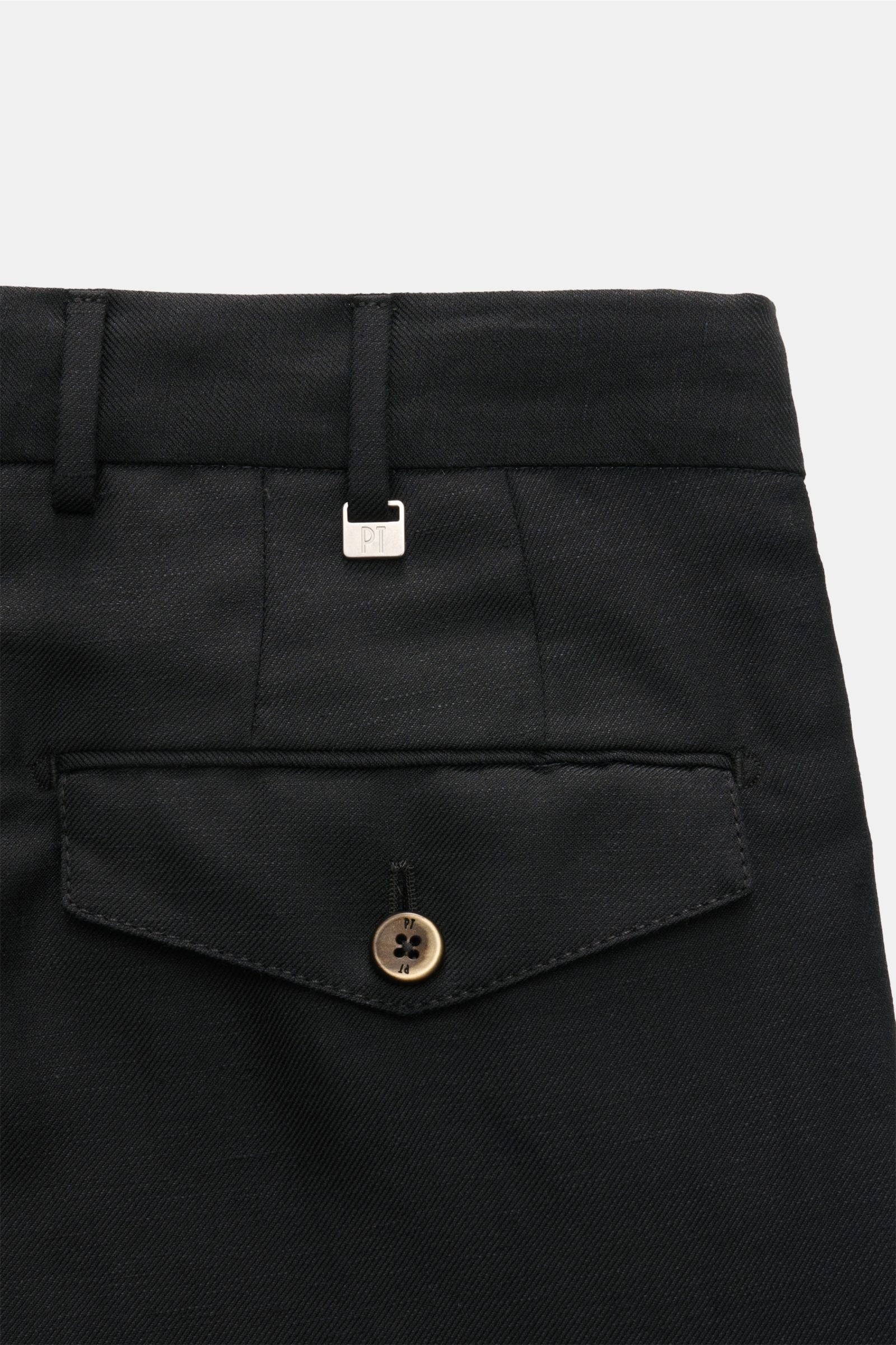 PT Torino Hose 'Carrot Fit' schwarz, Detailansicht der Rückseite mit Knopf, Patte, hoher Bundhöhe, Köperstruktur aus Leinen-Schurwoll-Mix.