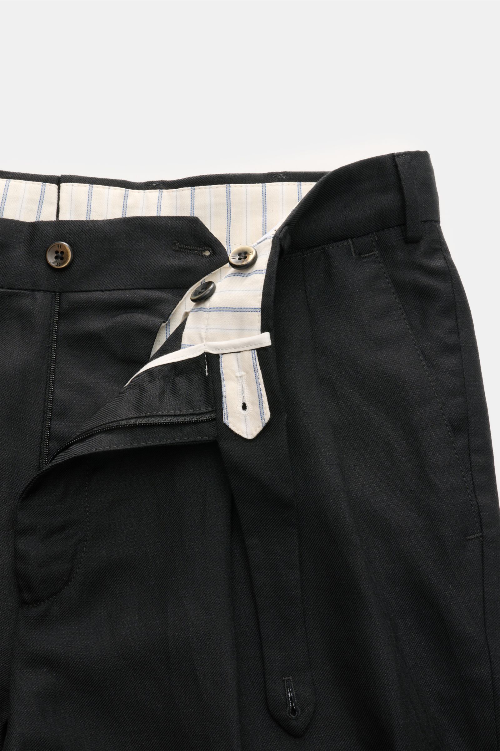 PT Torino Hose 'Carrot Fit' schwarz, nahaufnahme von vorne mit offenem Bund, schmal zulaufend, hoher Bund, Knöpfe, Leinen-Schurwolle-Mix.