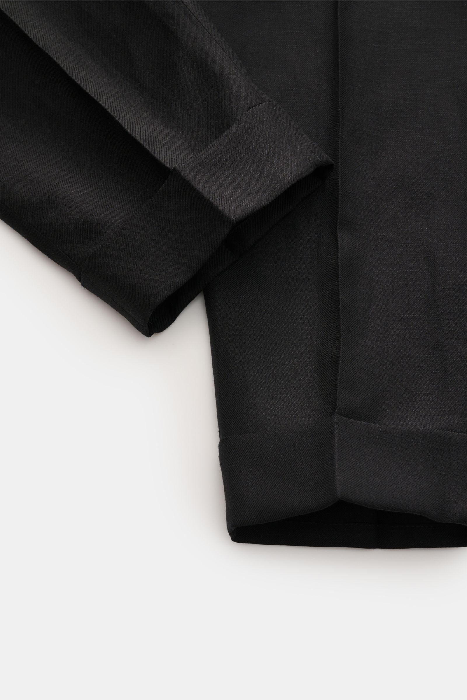 PT Torino Hose 'Carrot Fit' schwarz in kurzer Tapered-Ansicht, aus Schurwolle-Leinen-Mix mit markanter Köperstruktur und fixiertem Saumaufschlag.