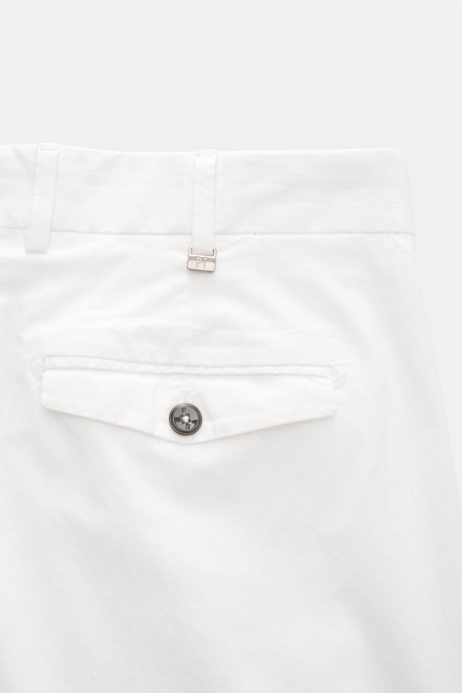 Close-up rear view of PT Torino Chinos 'Rebel Fit' white showing back pocket with flap and button, belt loops, and small metal initial.

You can’t go wrong with PT TORINO: These comfortably cut chinos made of cotton in a trendy tapered fit are a stylis