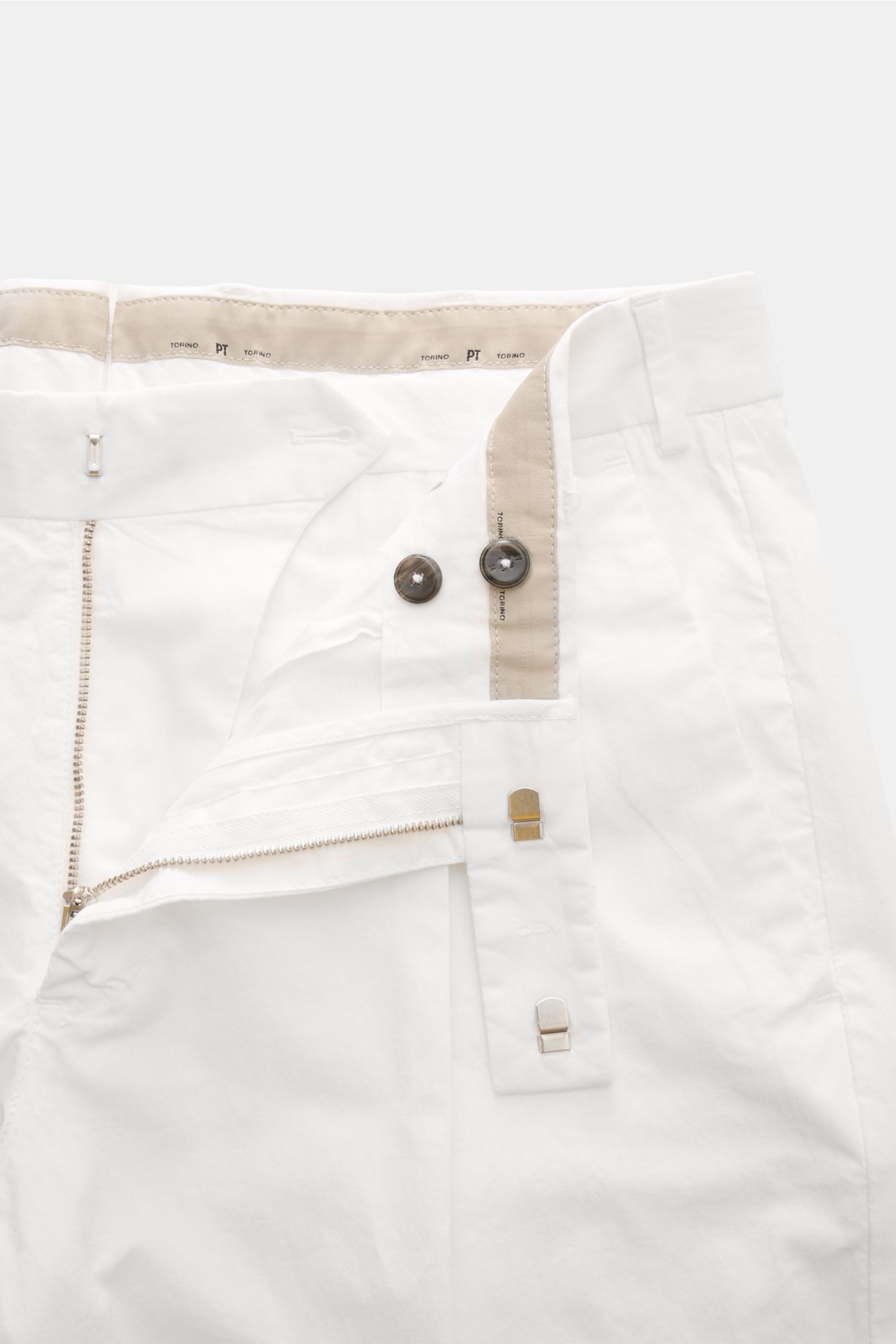 Close-up front view of PT Torino Chinos 'Rebel Fit' white with zip, hook fastener, and button details, made of pure cotton.

You can’t go wrong with PT TORINO: These comfortably cut chinos made of cotton in a trendy tapered fit are a stylish companion 
