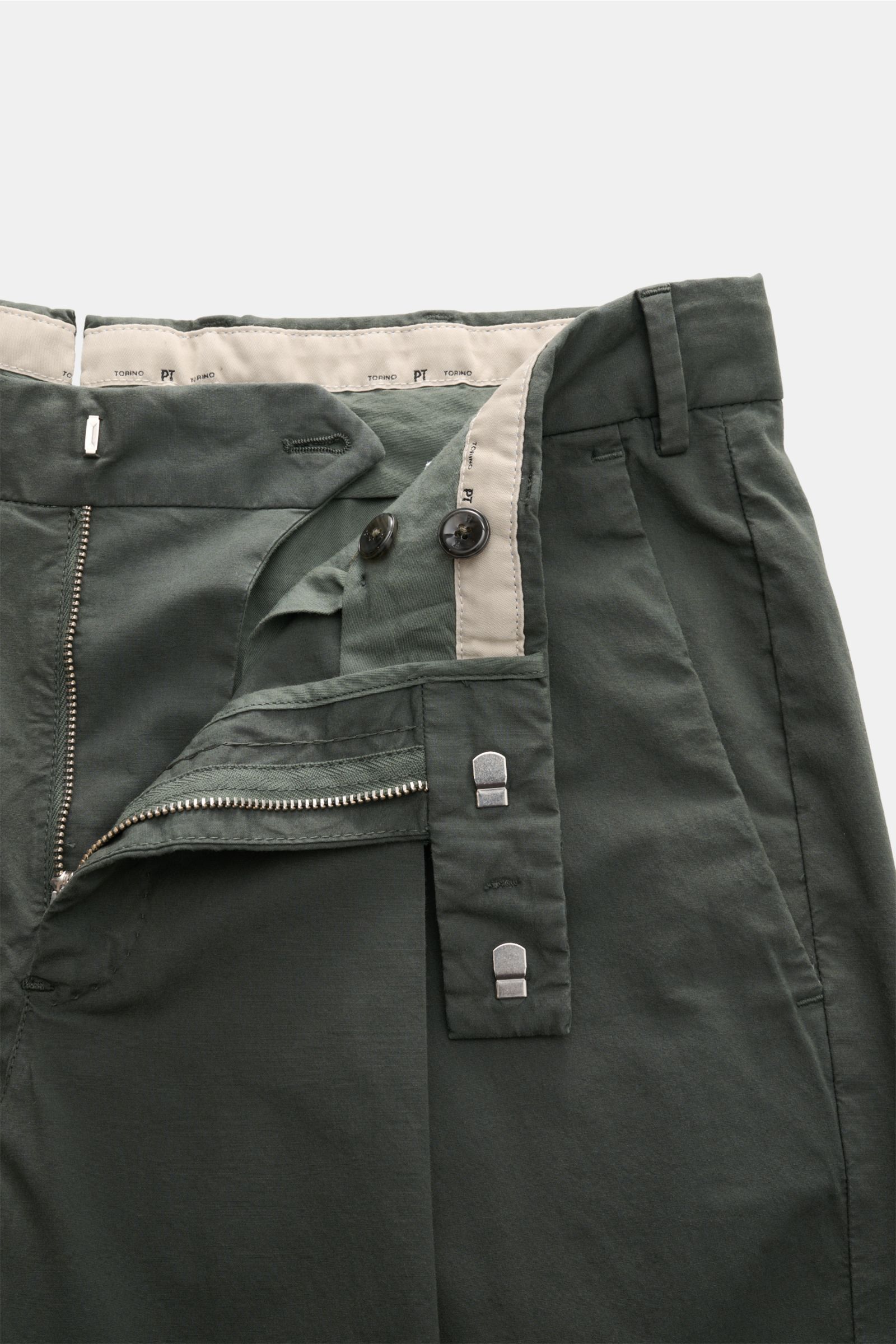 PT Torino Chino 'Rebel Fit' dunkelgrün, knöchellang, Tapered Fit, Baumwolle, Reißverschluss, Bundhaken, französische Taschen, Saumaufschlag, Nahaufnahme von oben.