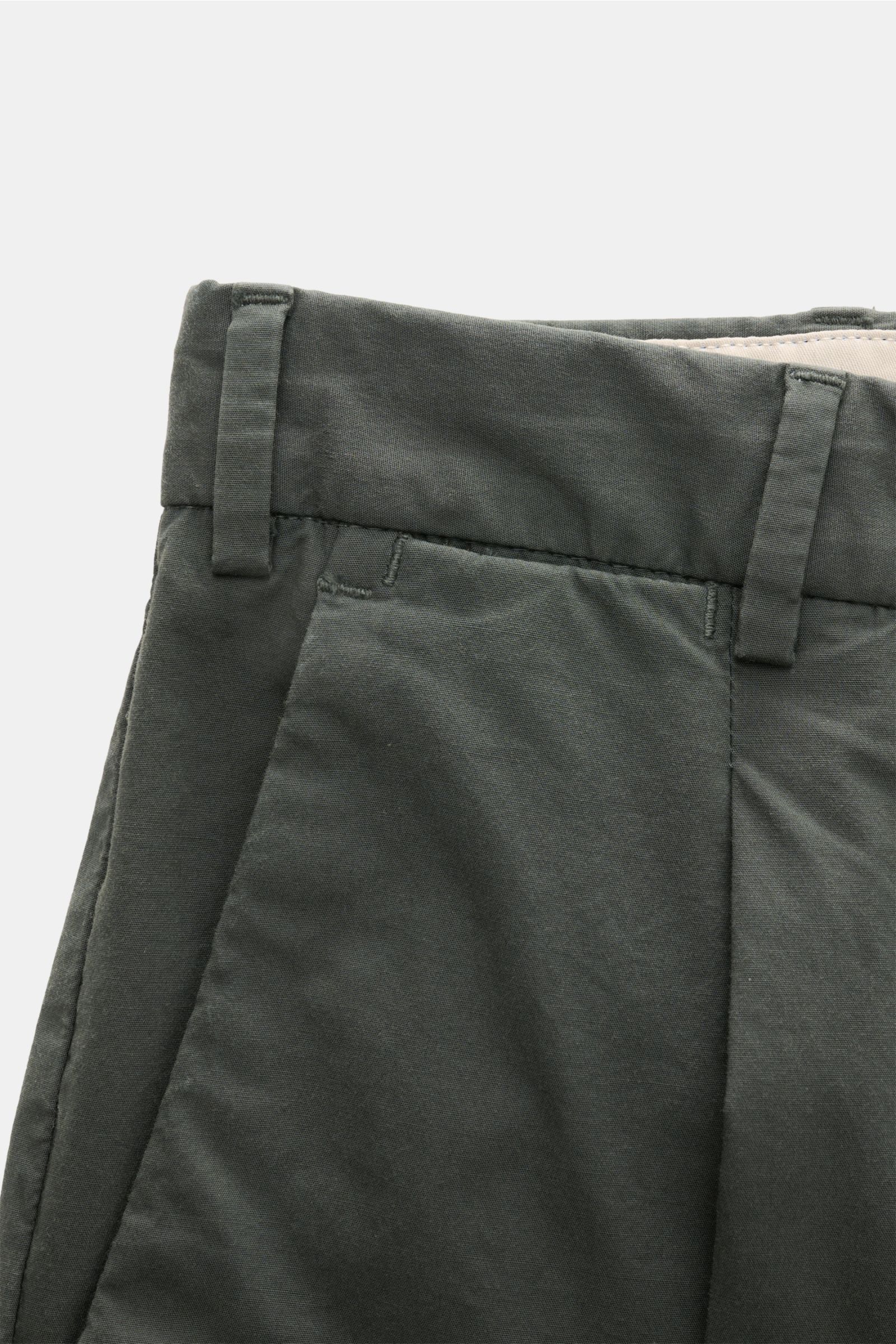 Nahaufnahme der dunkelgrünen PT Torino Chino 'Rebel Fit' aus reiner Baumwolle, schmal zulaufend mit französischen Taschen, Bundhaken und fixiertem Saumaufschlag, fotografiert von vorne oben.