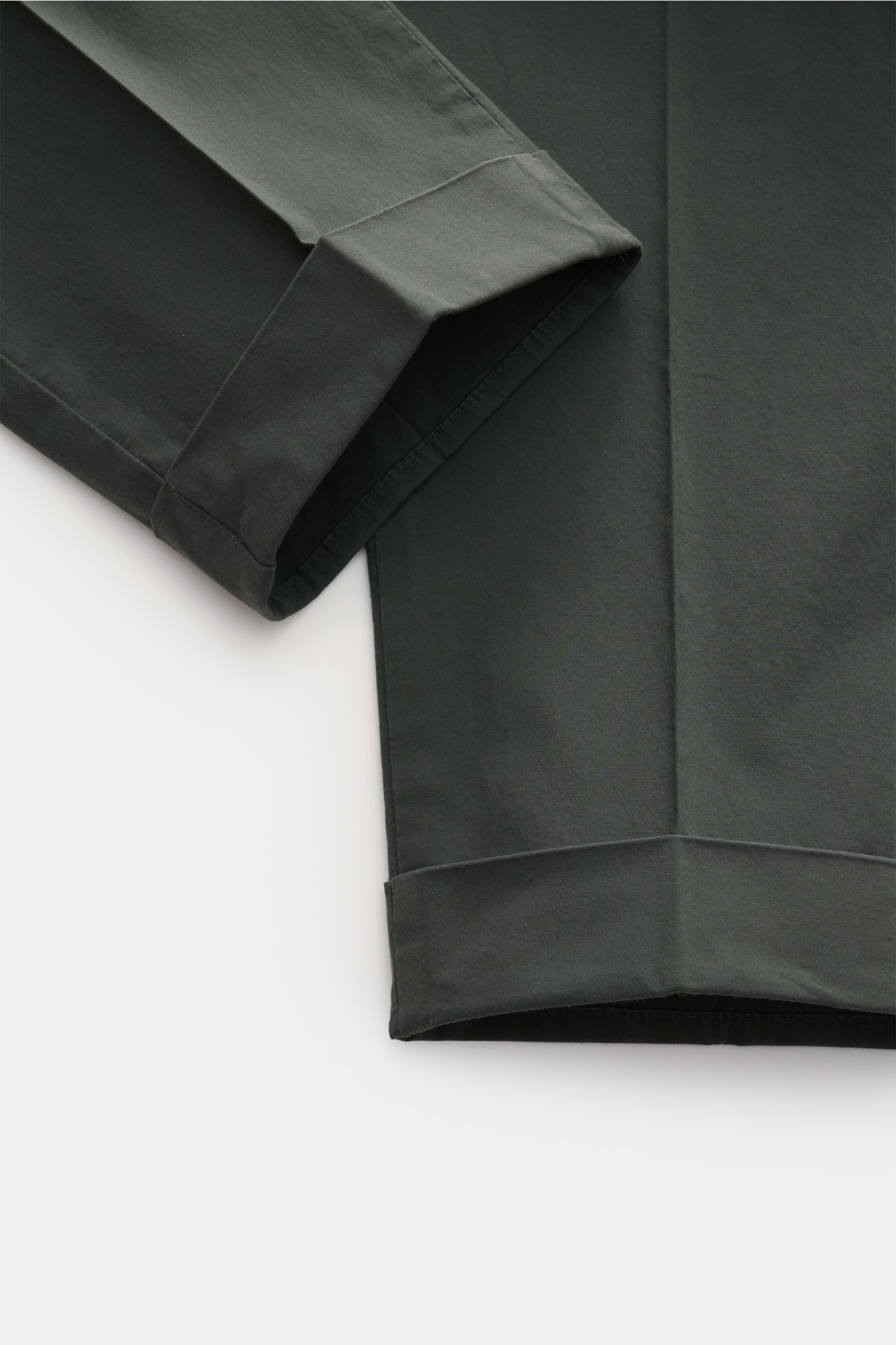 PT Torino Chino 'Rebel Fit' dunkelgrün, knöchellang mit fixiertem Saumaufschlag, aus reiner Baumwolle, Tapered Fit, seitliche Ansicht.